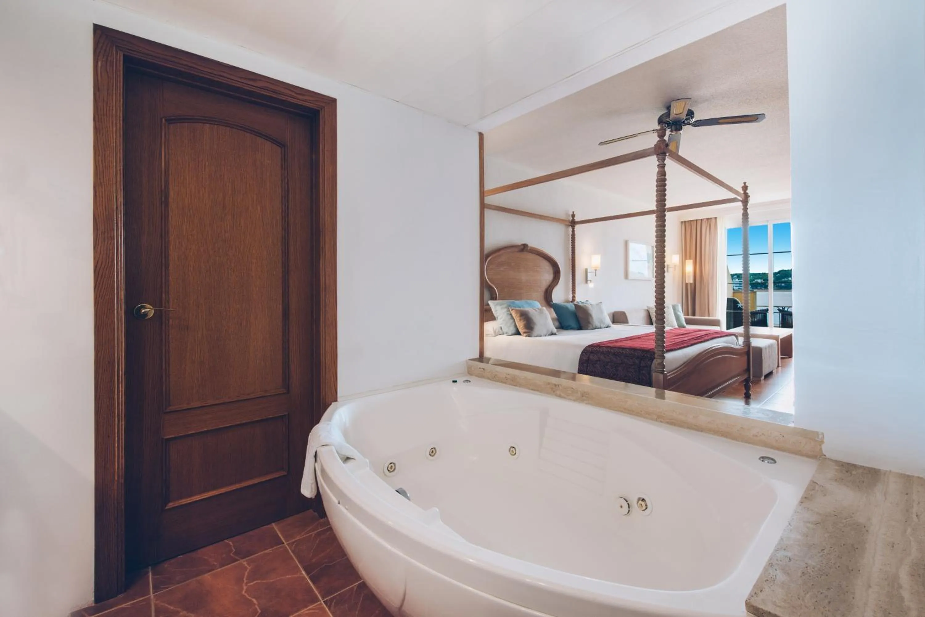 Toilet, Bed in Iberostar Selection Jardín del Sol Suites - Adults Only