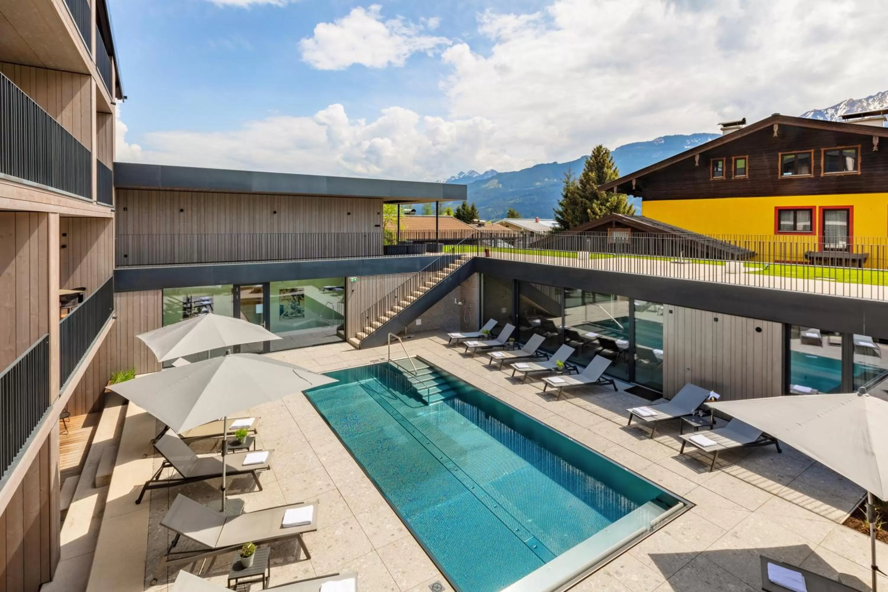 Swimming pool in Emma Deluxe Aparthotel direkt beim Skibus