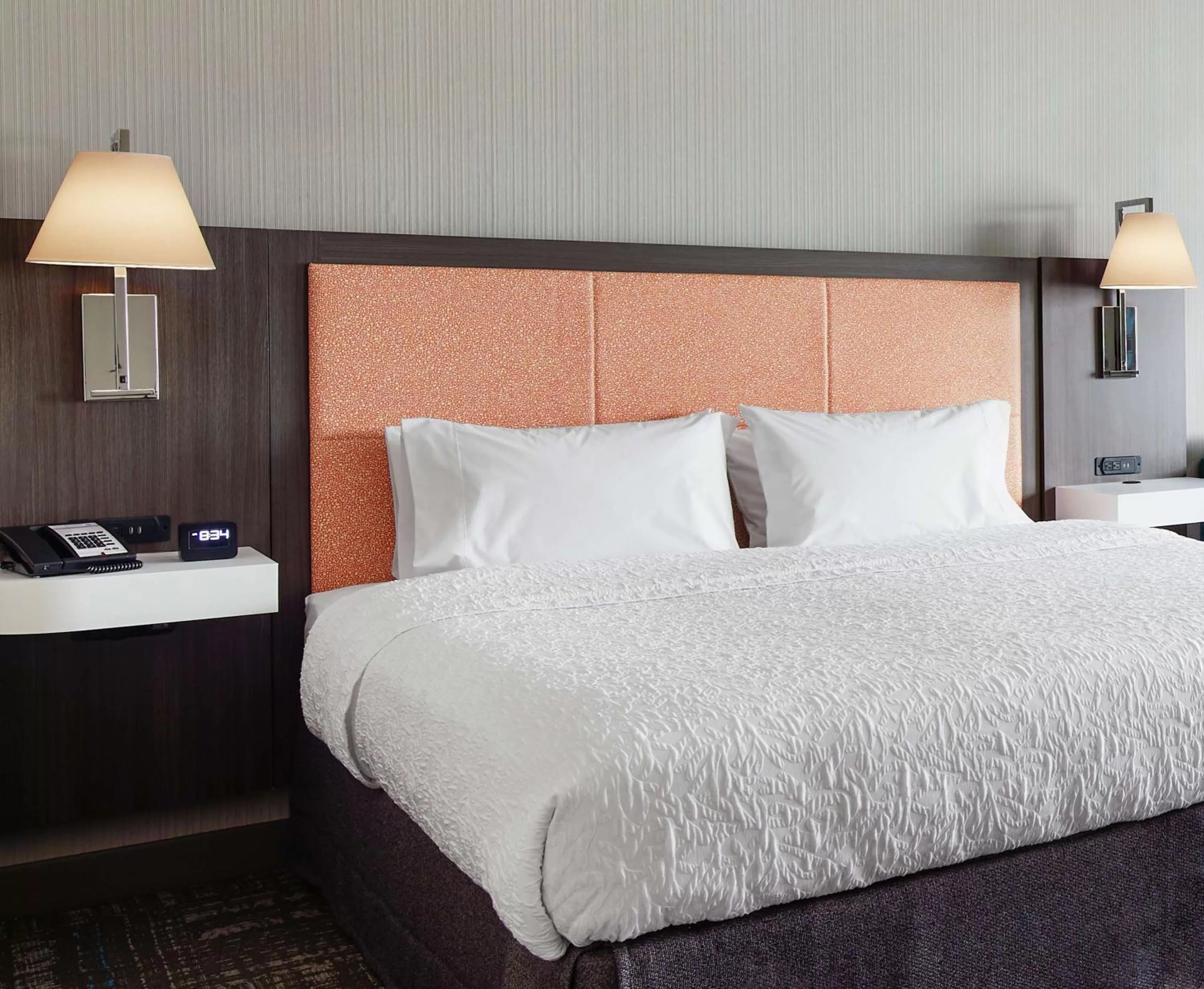 Bed in Hampton Inn & Suites Chicago/Waukegan