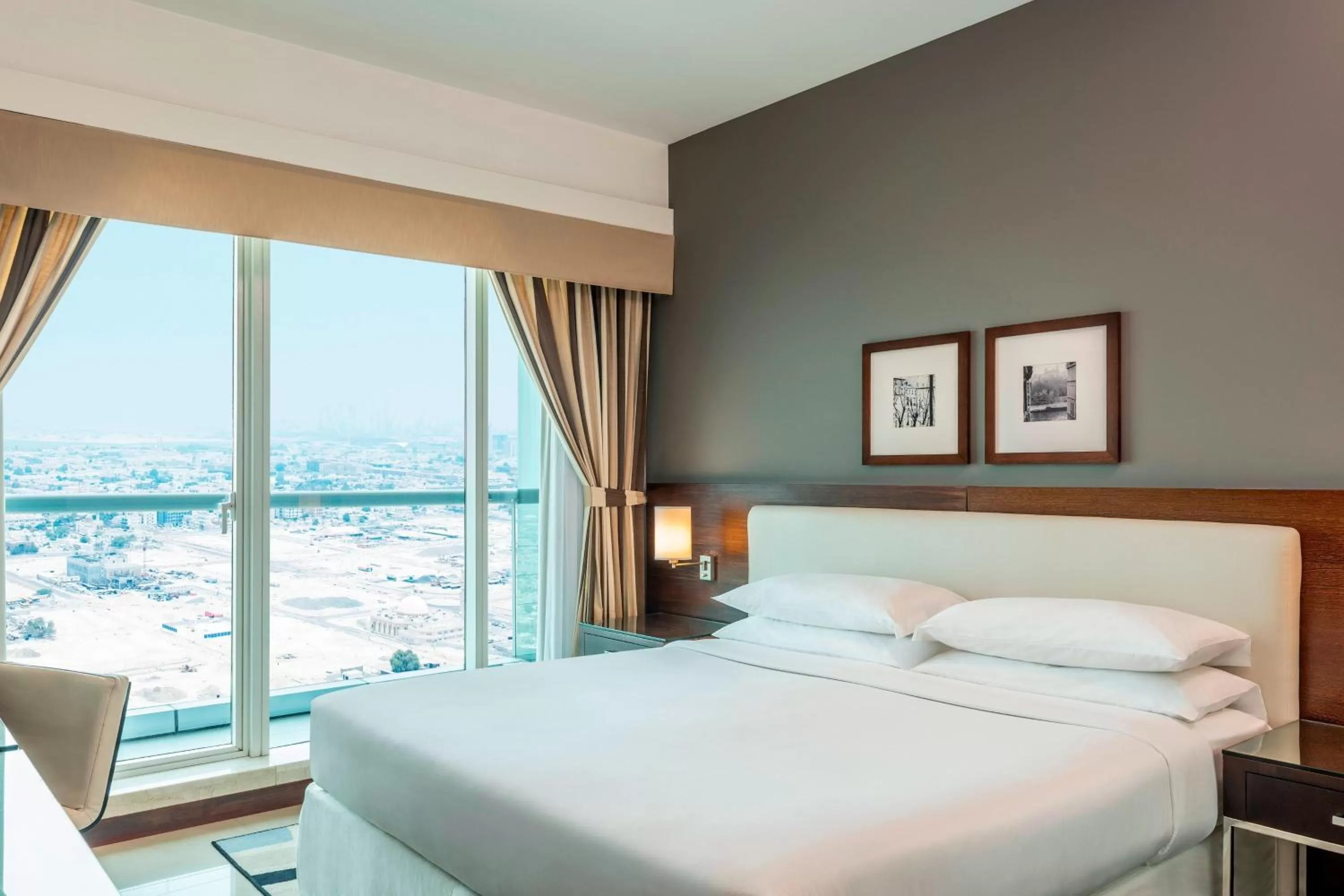 Business Suite King with Balcony - Complimentary shuttle service to Dubai Mall and Kite Beach in Four Points by Sheraton Sheikh Zayed Road