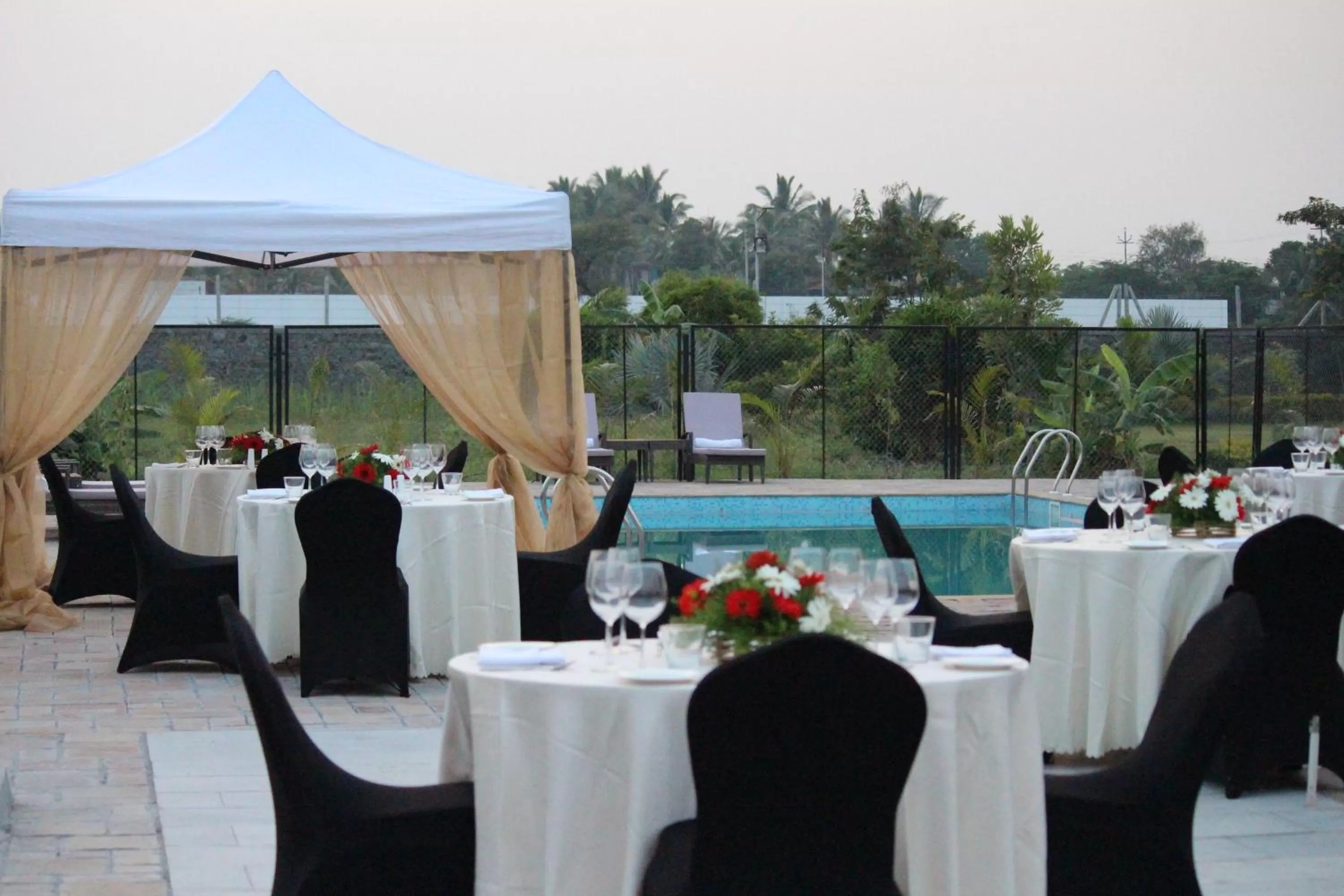 Pool view, Restaurant/Places to Eat in Jakson Inns