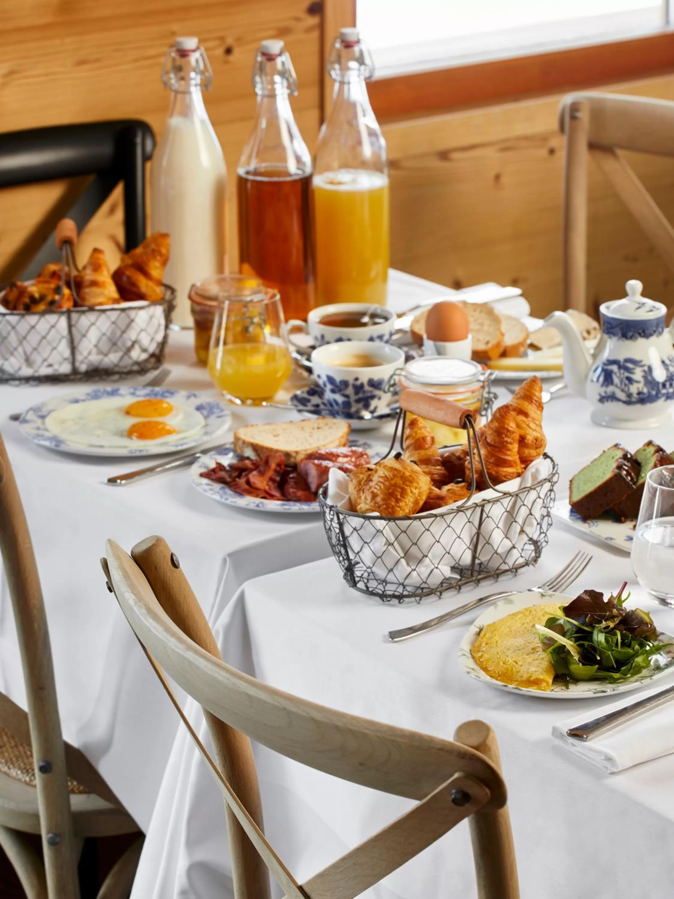 Buffet breakfast in Hôtel L'Arboisie