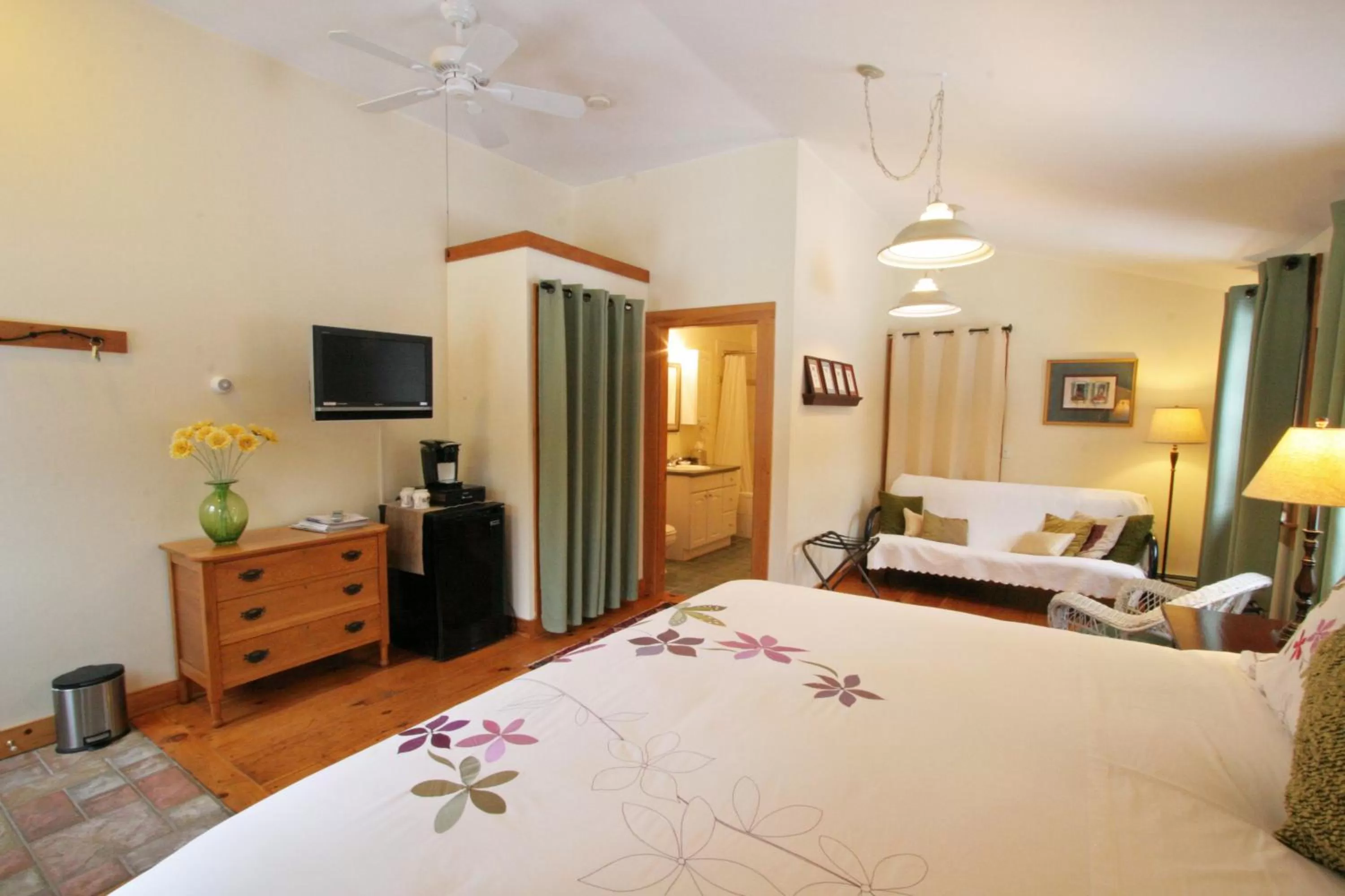 King Room with View in Old Saco Inn