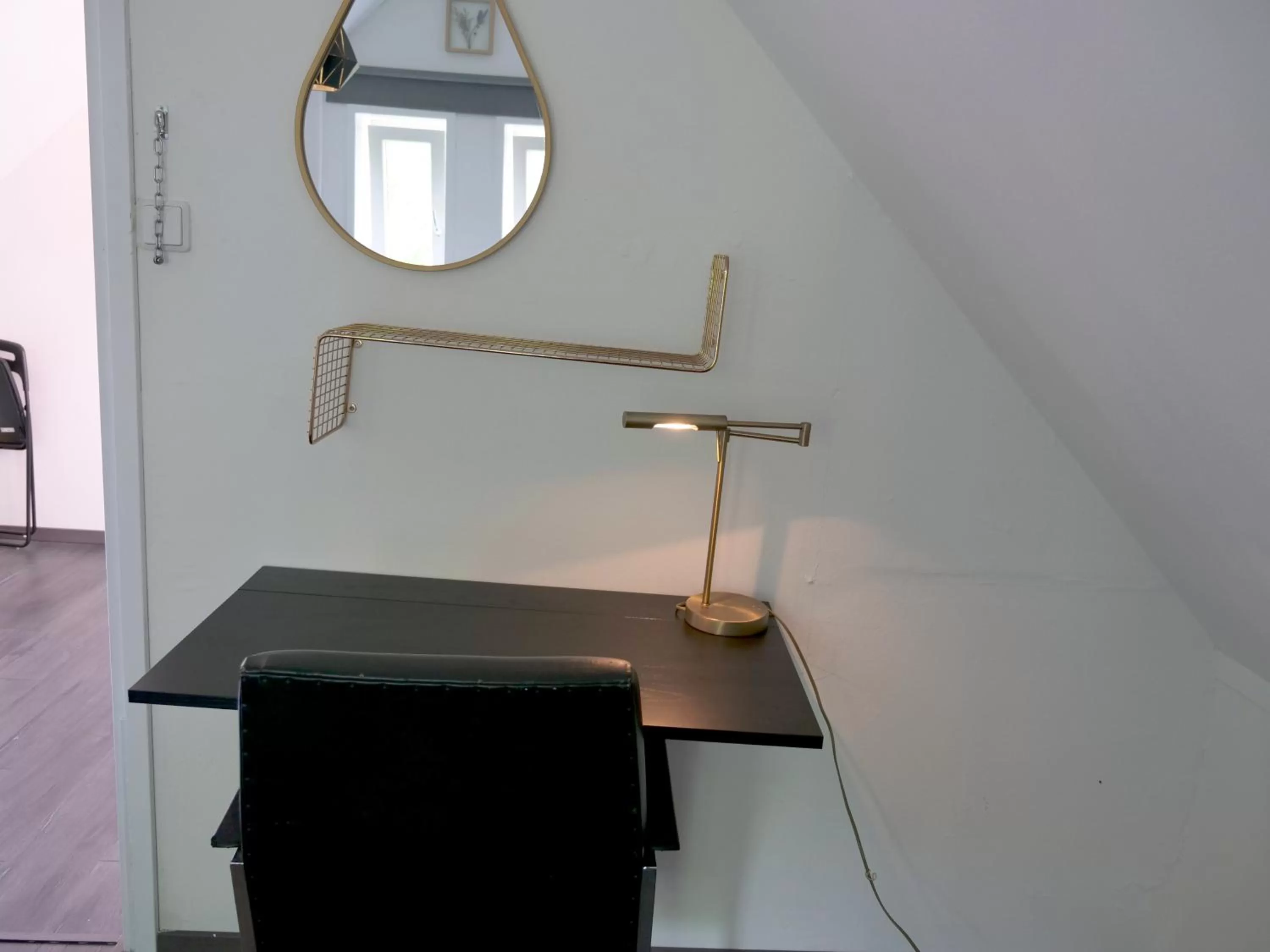 Bedroom, TV/Entertainment Center in The Diesel Bed and Breakfast