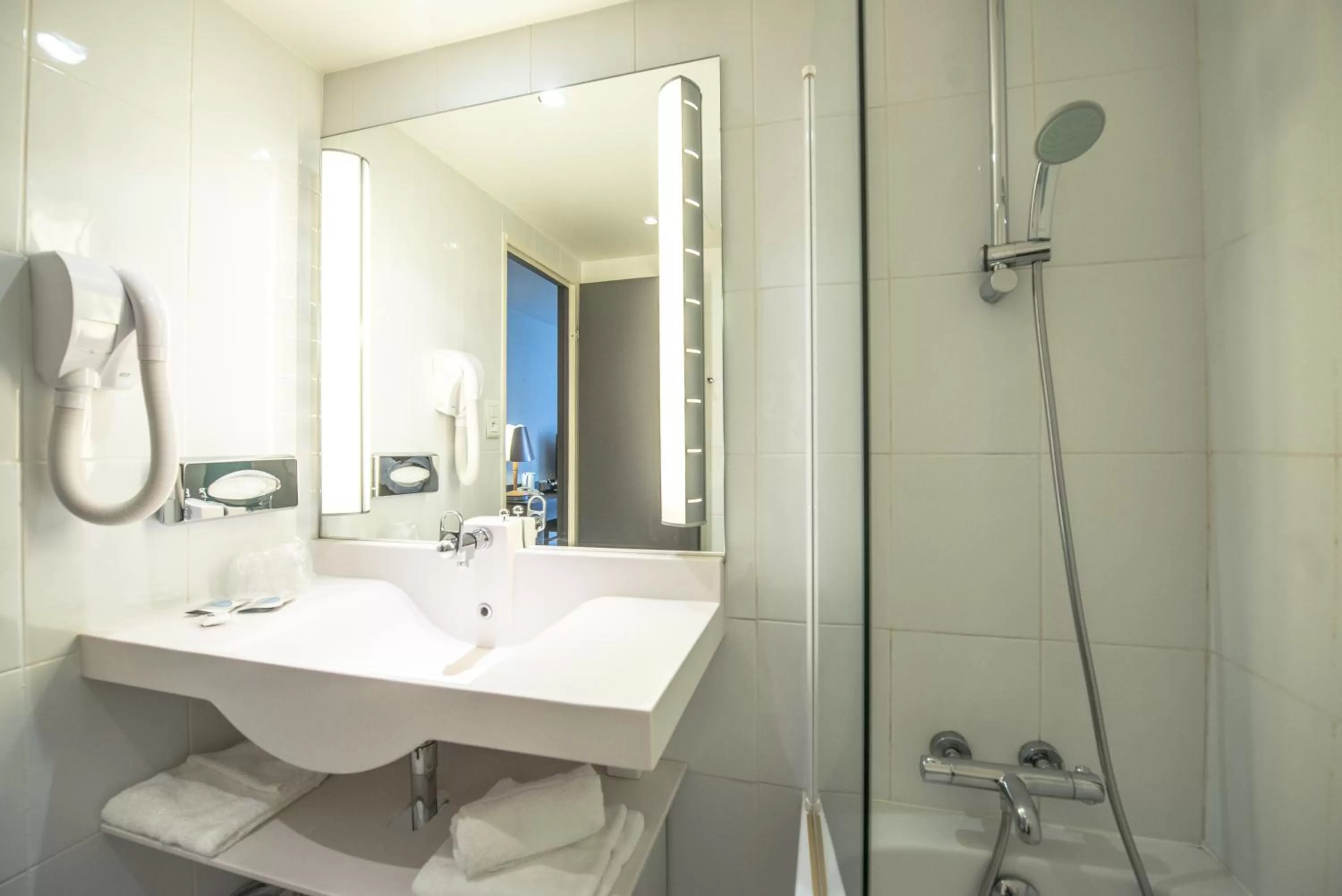 Shower in Kyriad Montchanin le Creusot