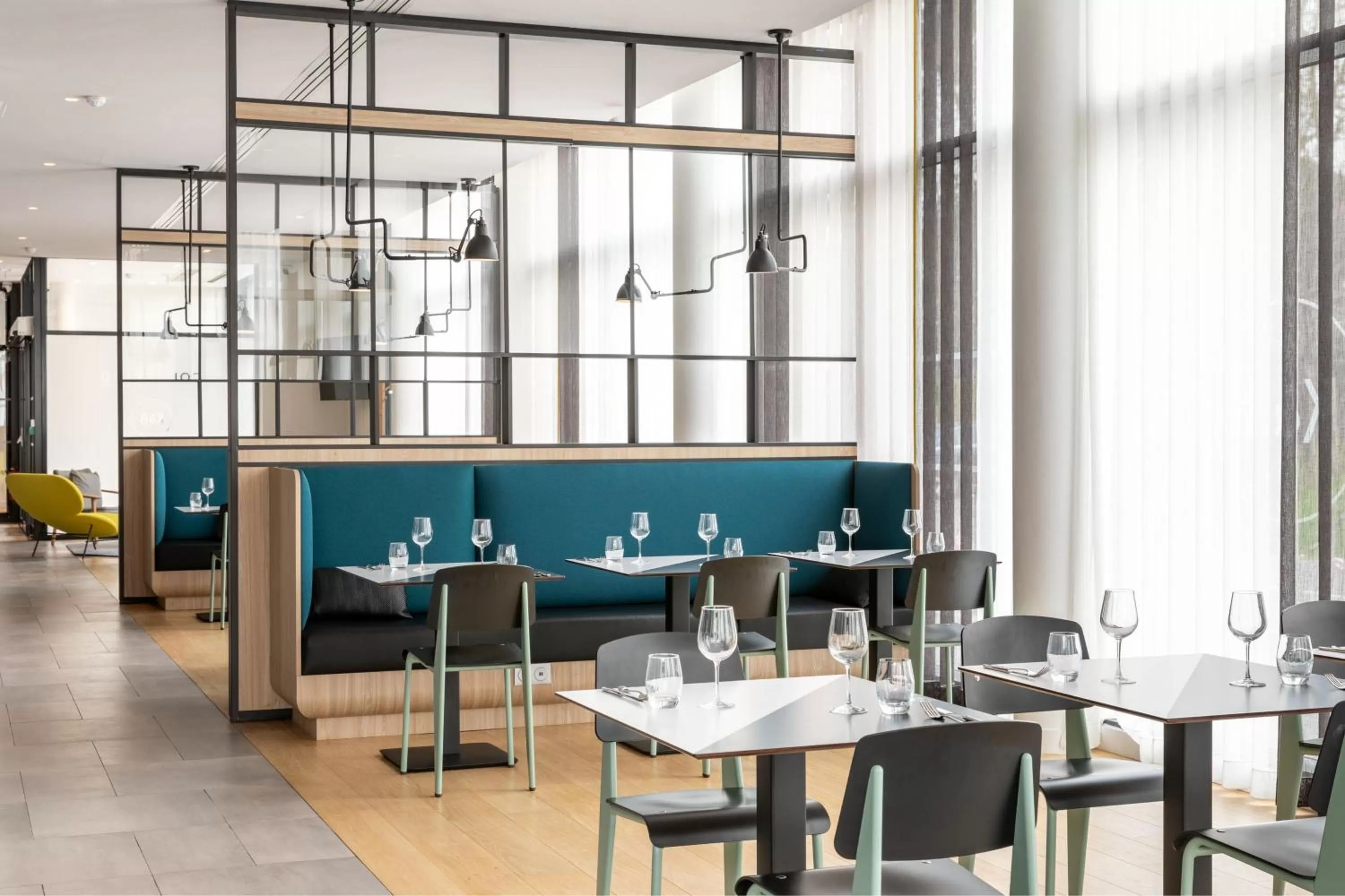 Lounge or bar in Courtyard by Marriott Paris Creteil