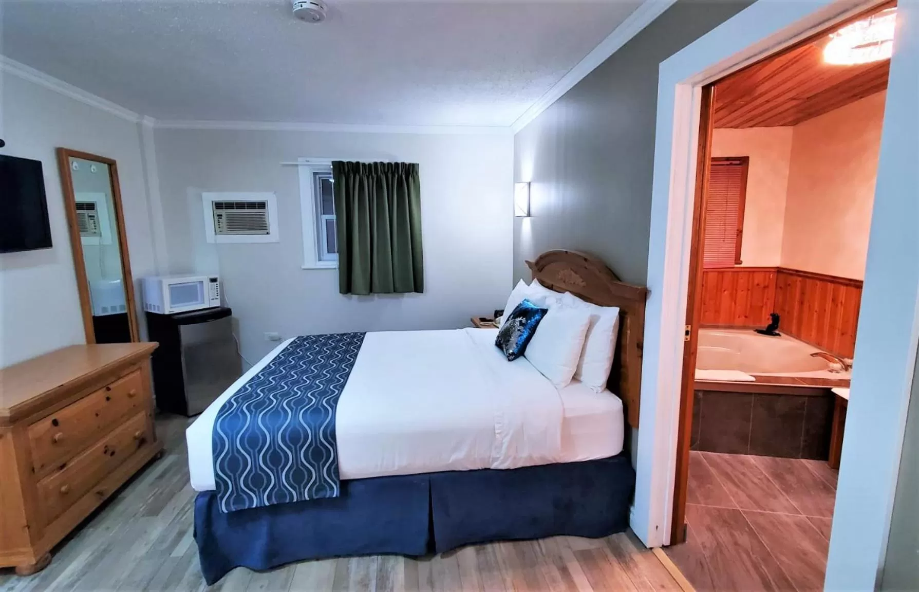 Bed in Knights Inn Colonial Fireside Inn