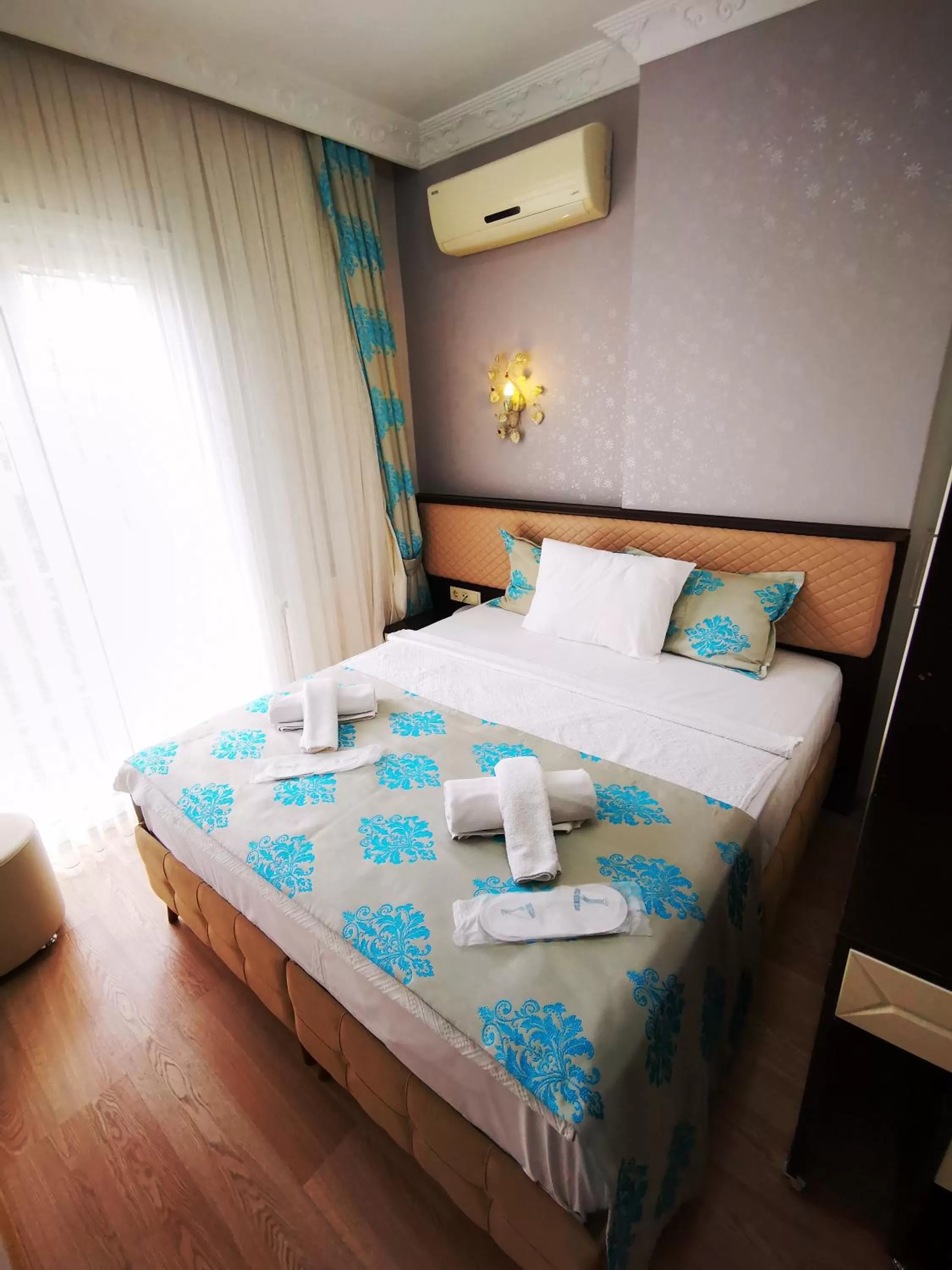 Economy Double Room with Balcony (lower floor) in Hotel Broken Column