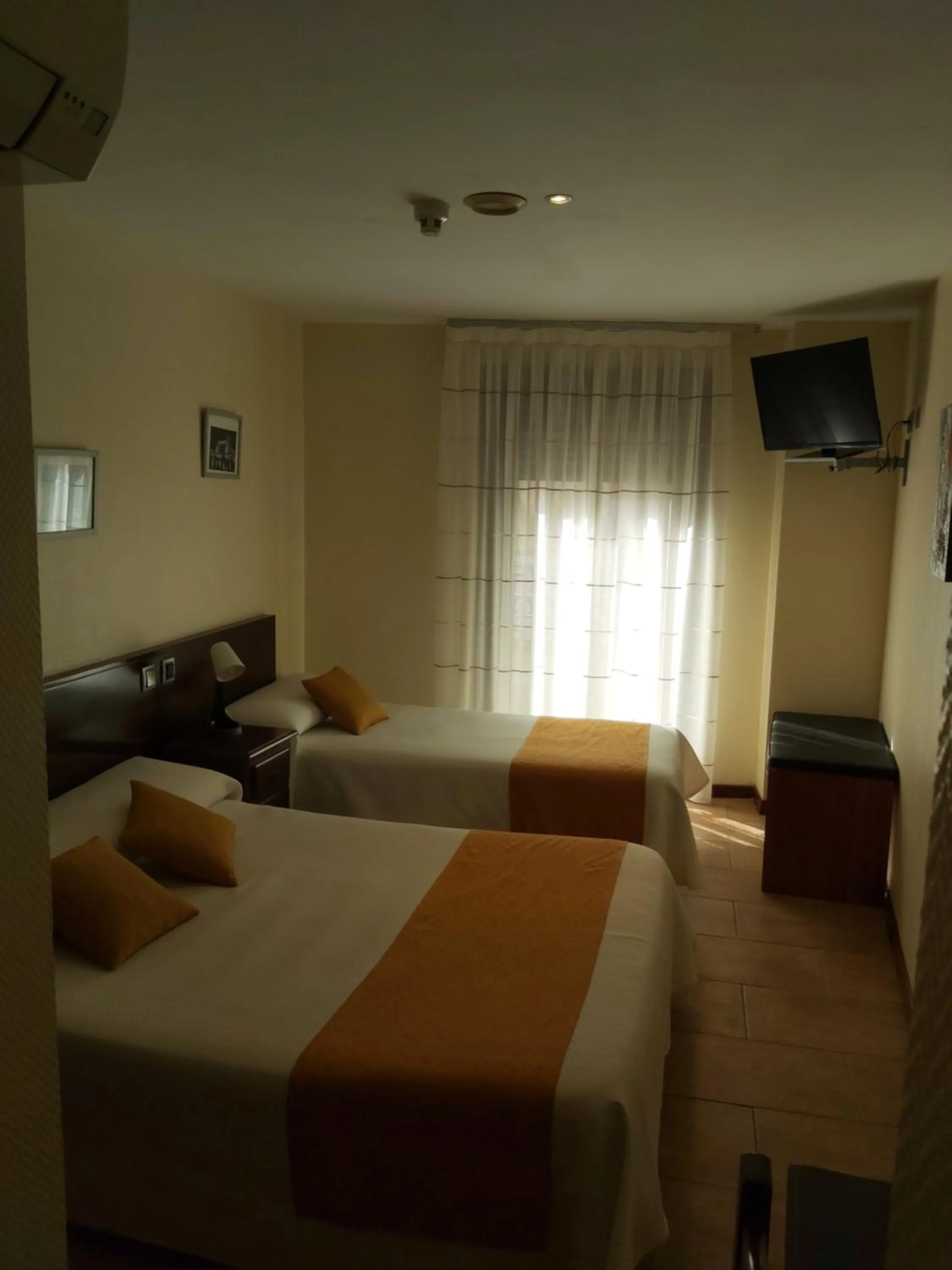 Photo of the whole room, Bed in Hotel Complutense