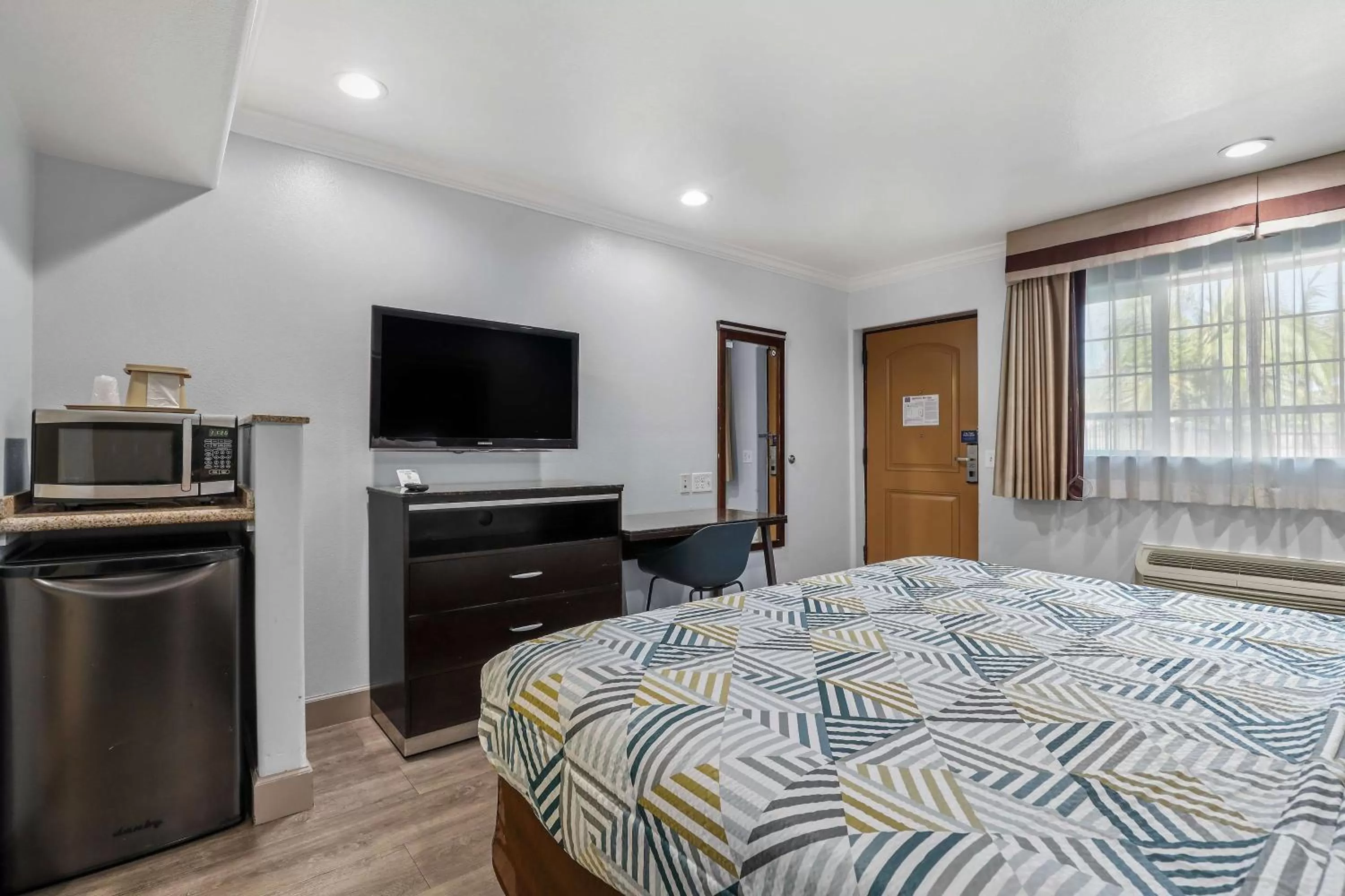 Bedroom, Bed in Motel 6 Carlsbad, Ca- North