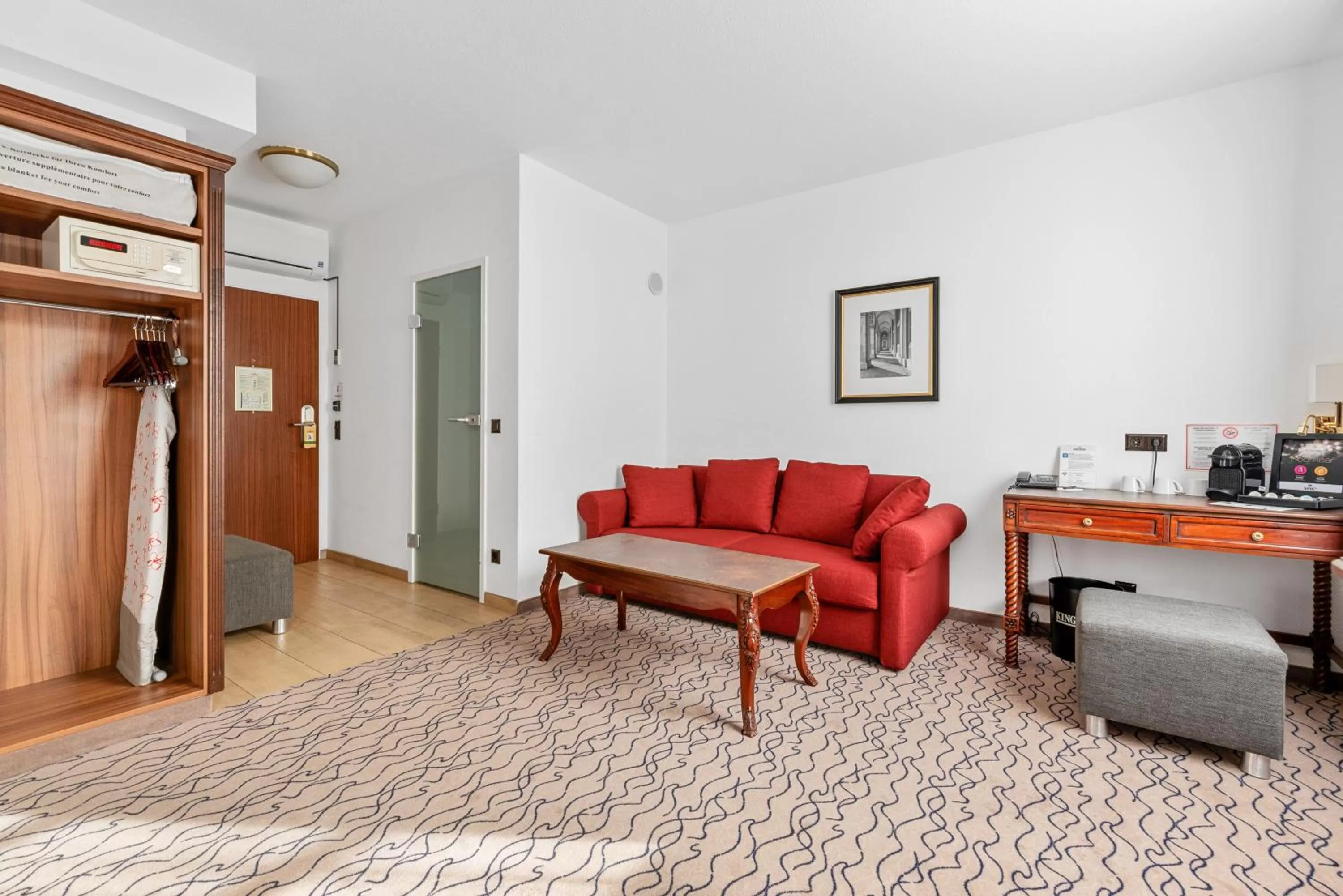 Seating area in King's Hotel Center Superior