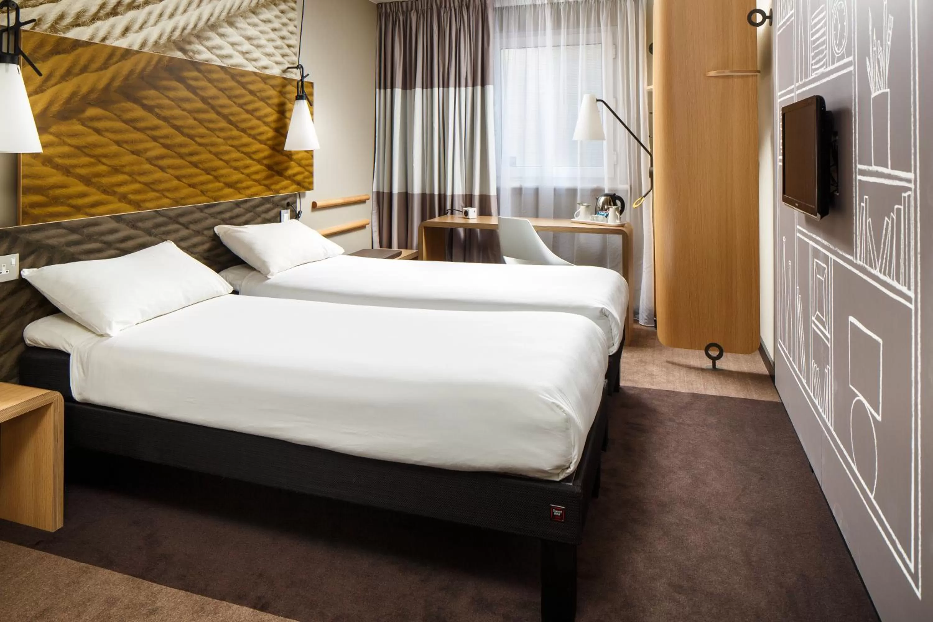 Shower, Bed in ibis Glasgow City Centre – Sauchiehall St