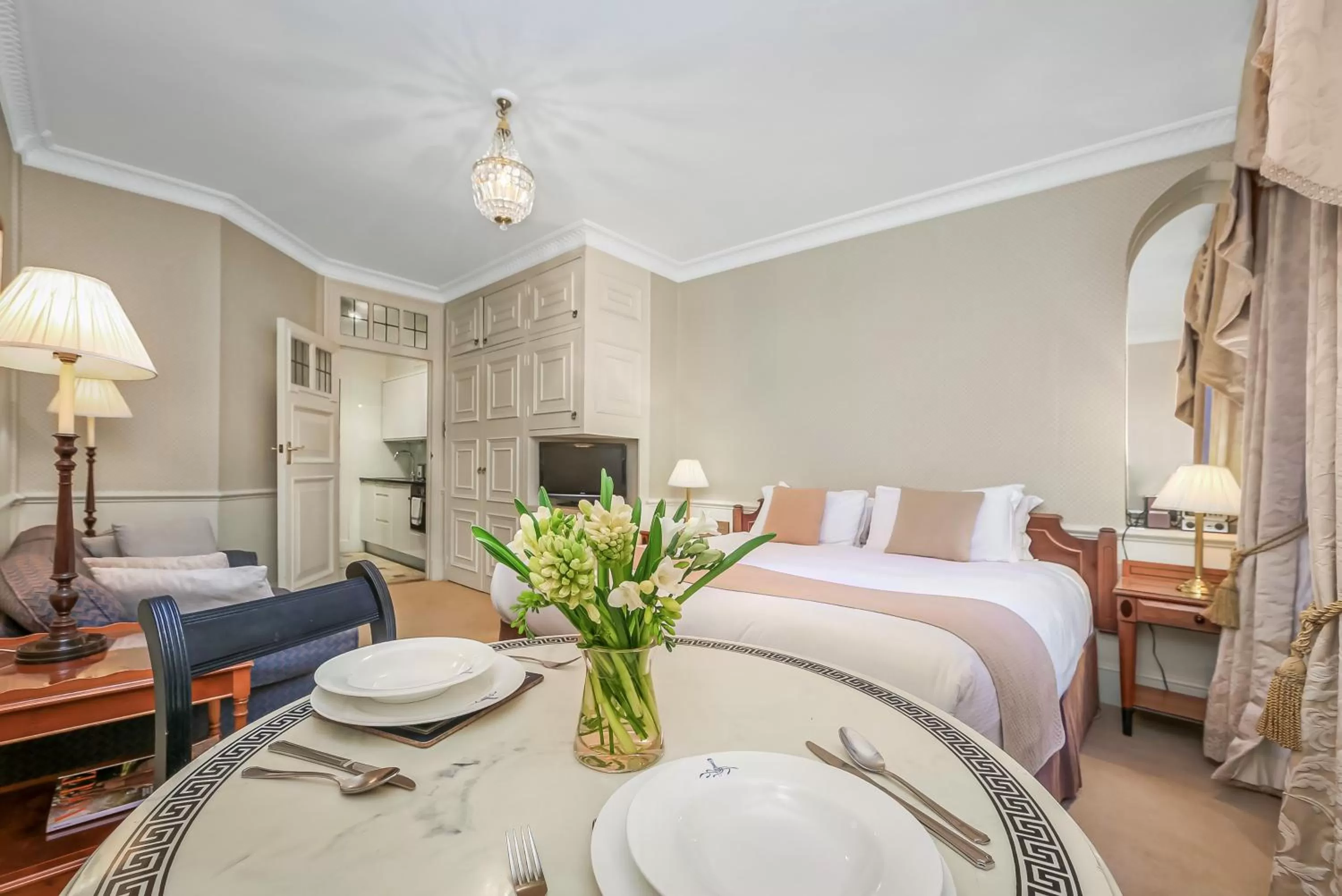 Living room, Bed in 44 Curzon Street by Mansley