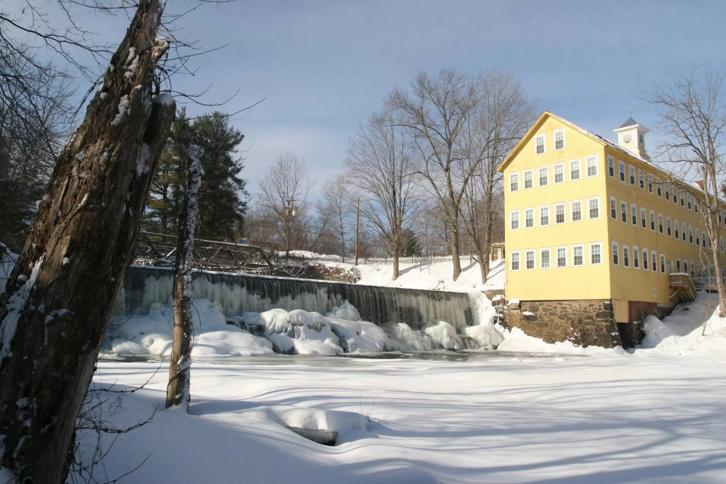 Facade/entrance in Old Mill Inn