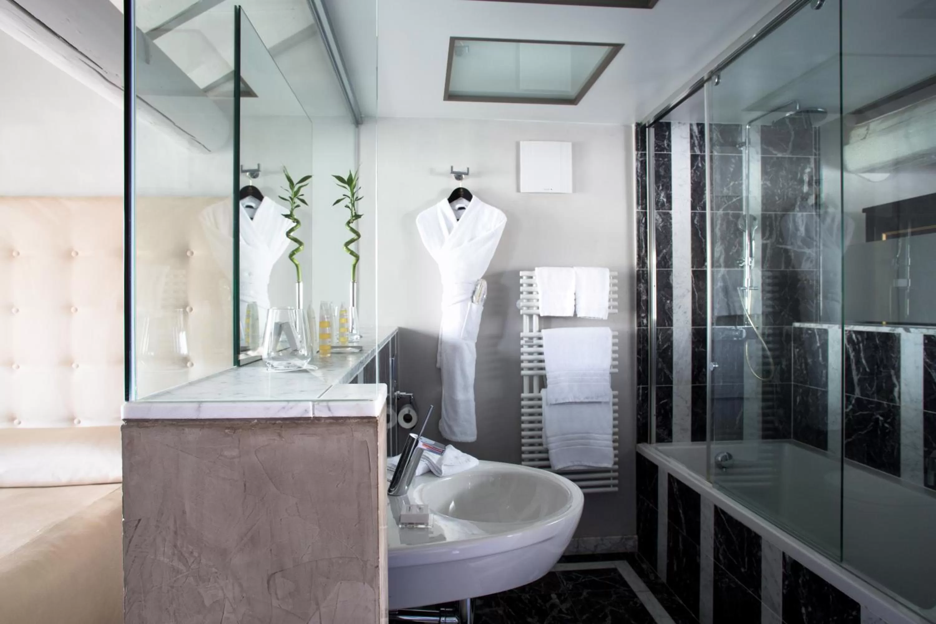 Bathroom in Hotel Le Place d'Armes - Relais & Châteaux