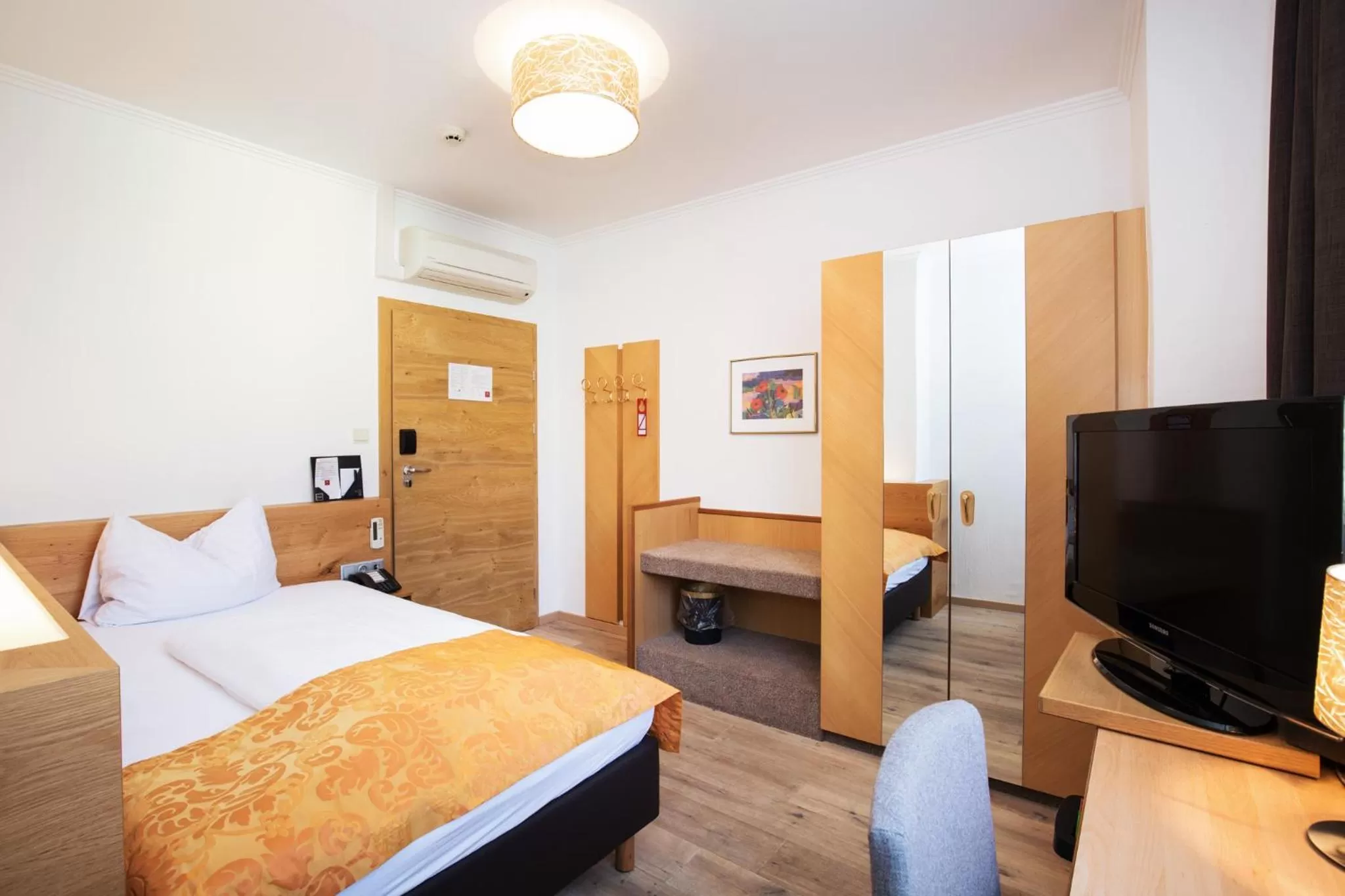 Photo of the whole room, Bed in Leipziger Hof Innsbruck