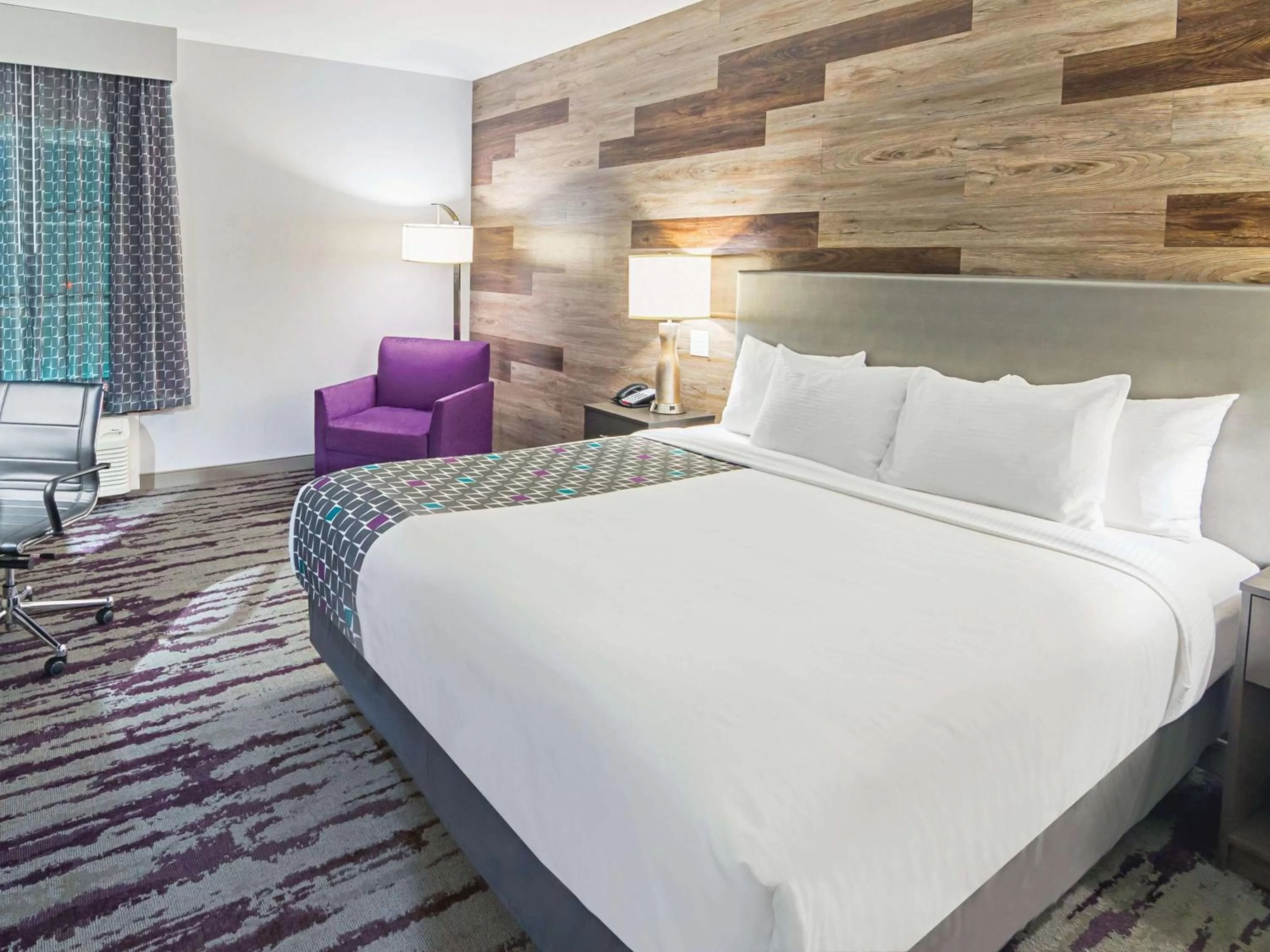 King Room with Bath Tub - Mobility/Hearing Accessible - Non-Smoking in La Quinta by Wyndham Dallas - Wylie