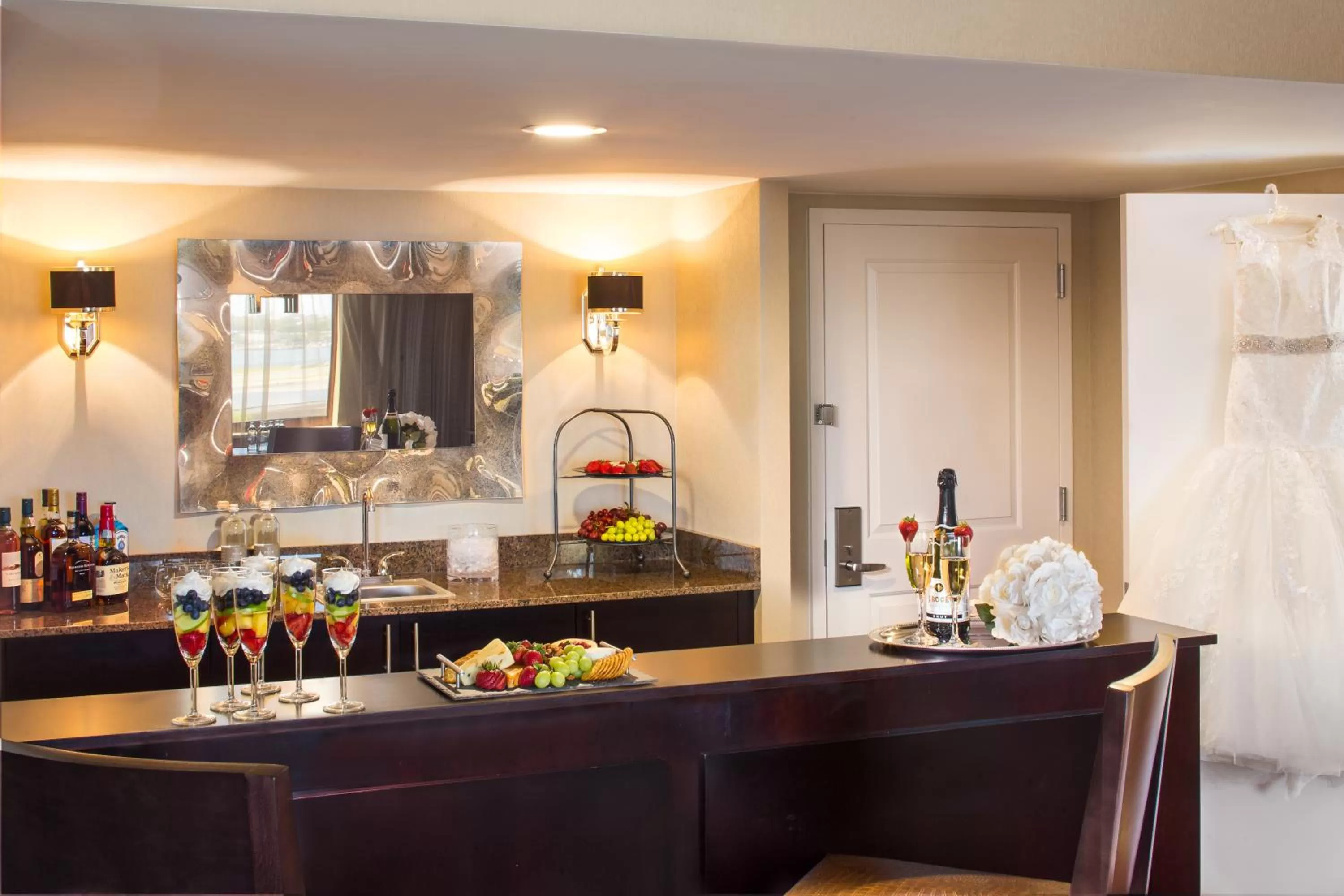 Lounge or bar in DoubleTree by Hilton New York-LaGuardia