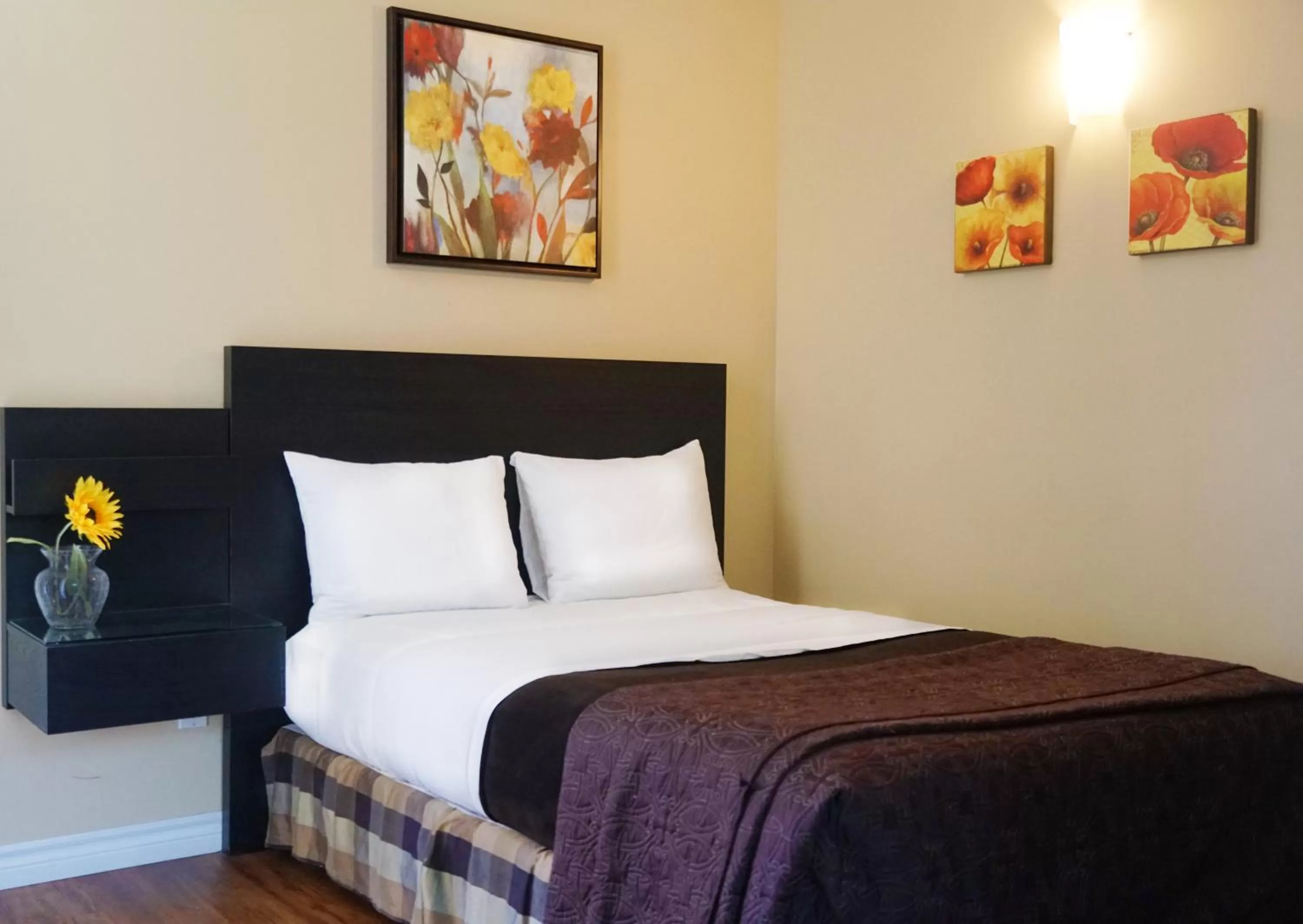 Bed in Motel des Cèdres