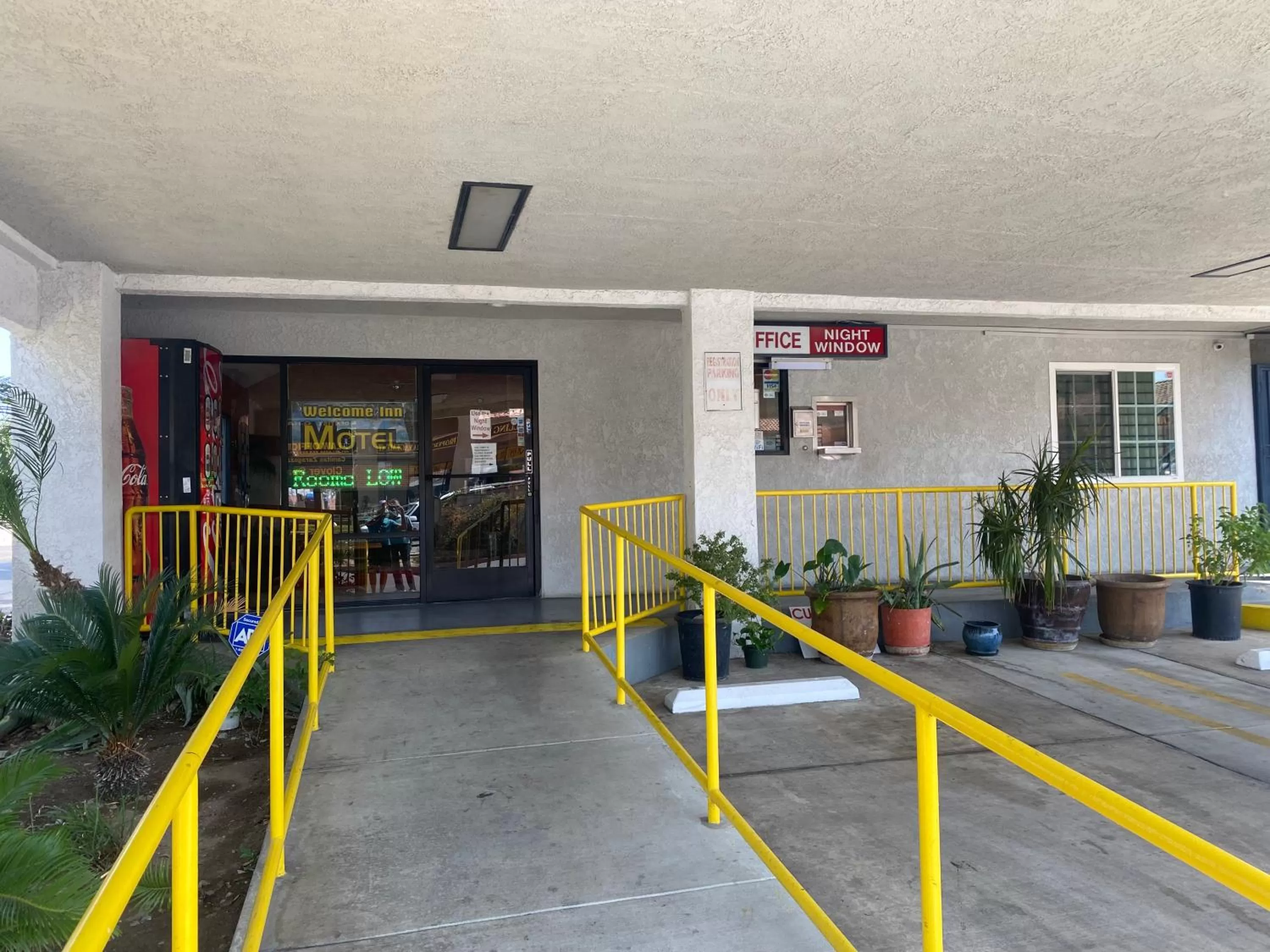 Facade/entrance in Welcome Inn Corona