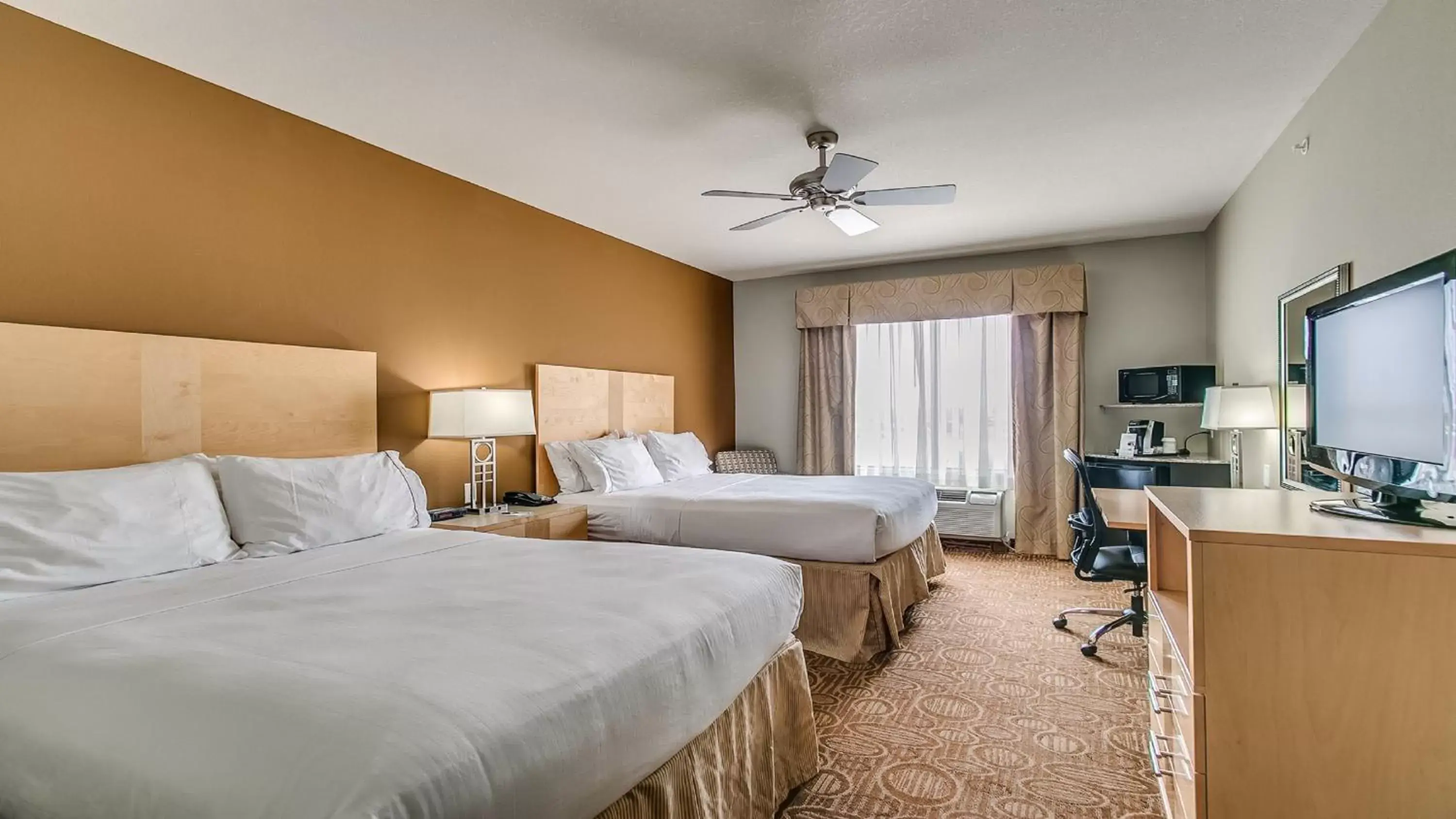 Twin Room - Hearing Mobility Accessible Tub/Non-Smoking in Holiday Inn Express & Suites Lubbock Southwest – Wolfforth by IHG Twin Room - Hearing Mobility Accessible Tub/Non-Smoking in Holiday Inn Express & Suites Lubbock Southwest – Wolfforth by IHG