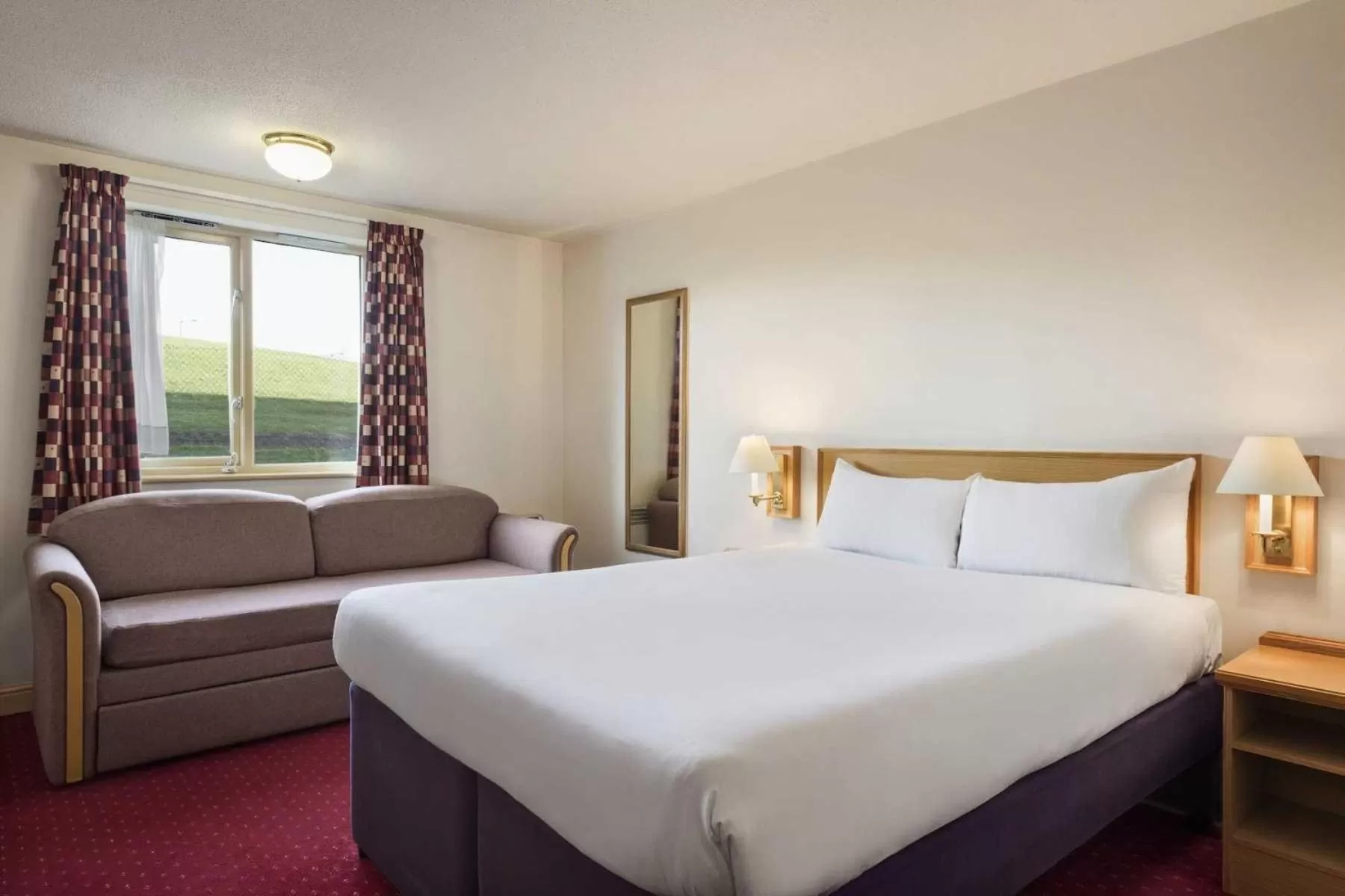 Bedroom, Bed in Days Inn Tewkesbury