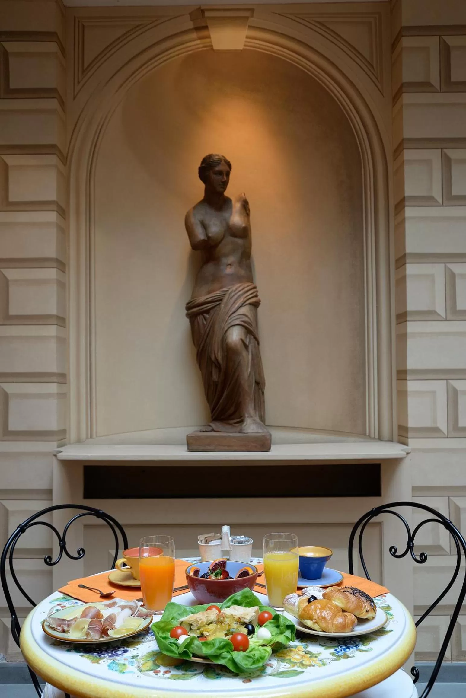 Restaurant/places to eat in Hotel Alba Palace