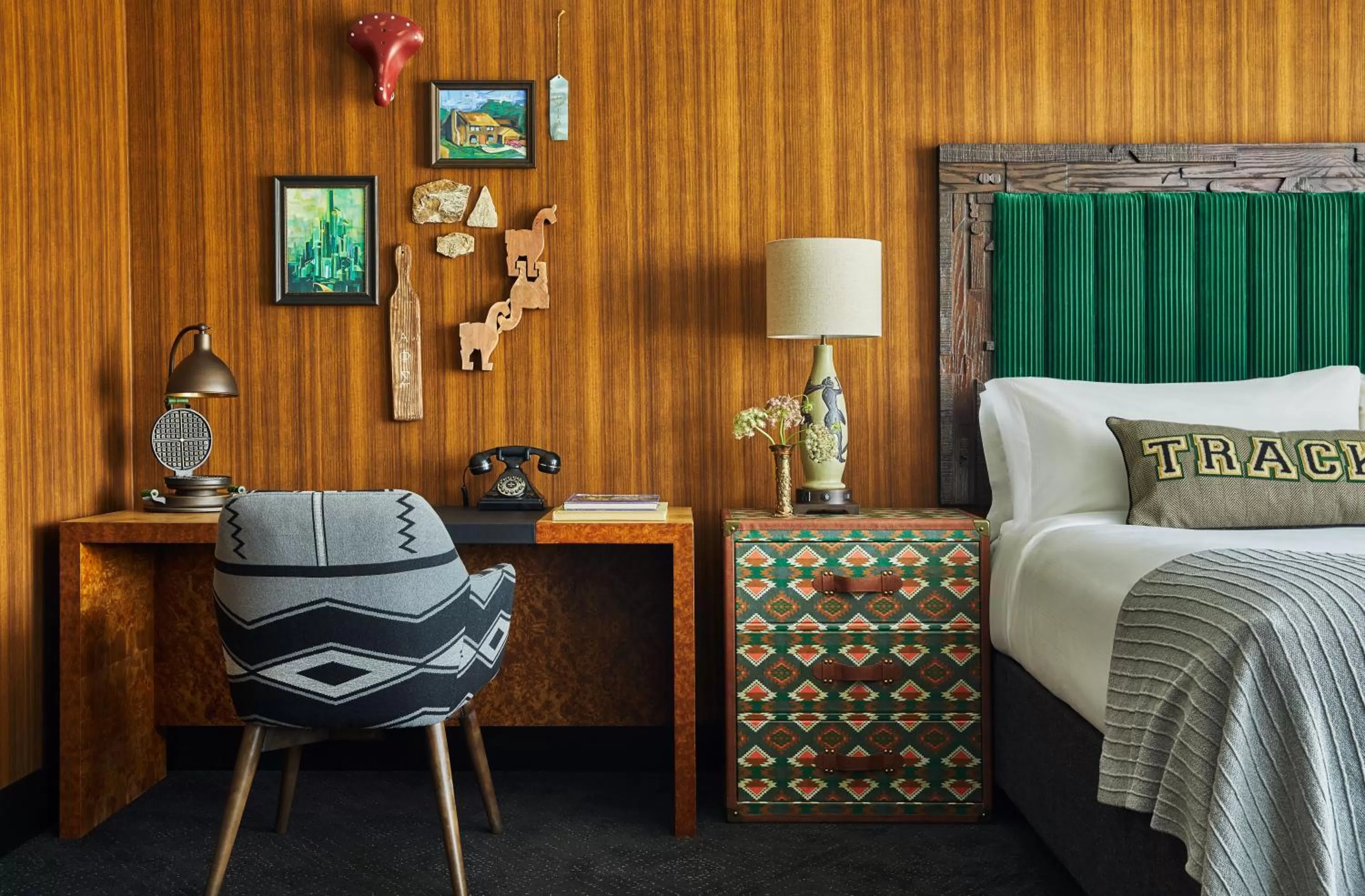 Seating area, Bed in Graduate by Hilton Eugene