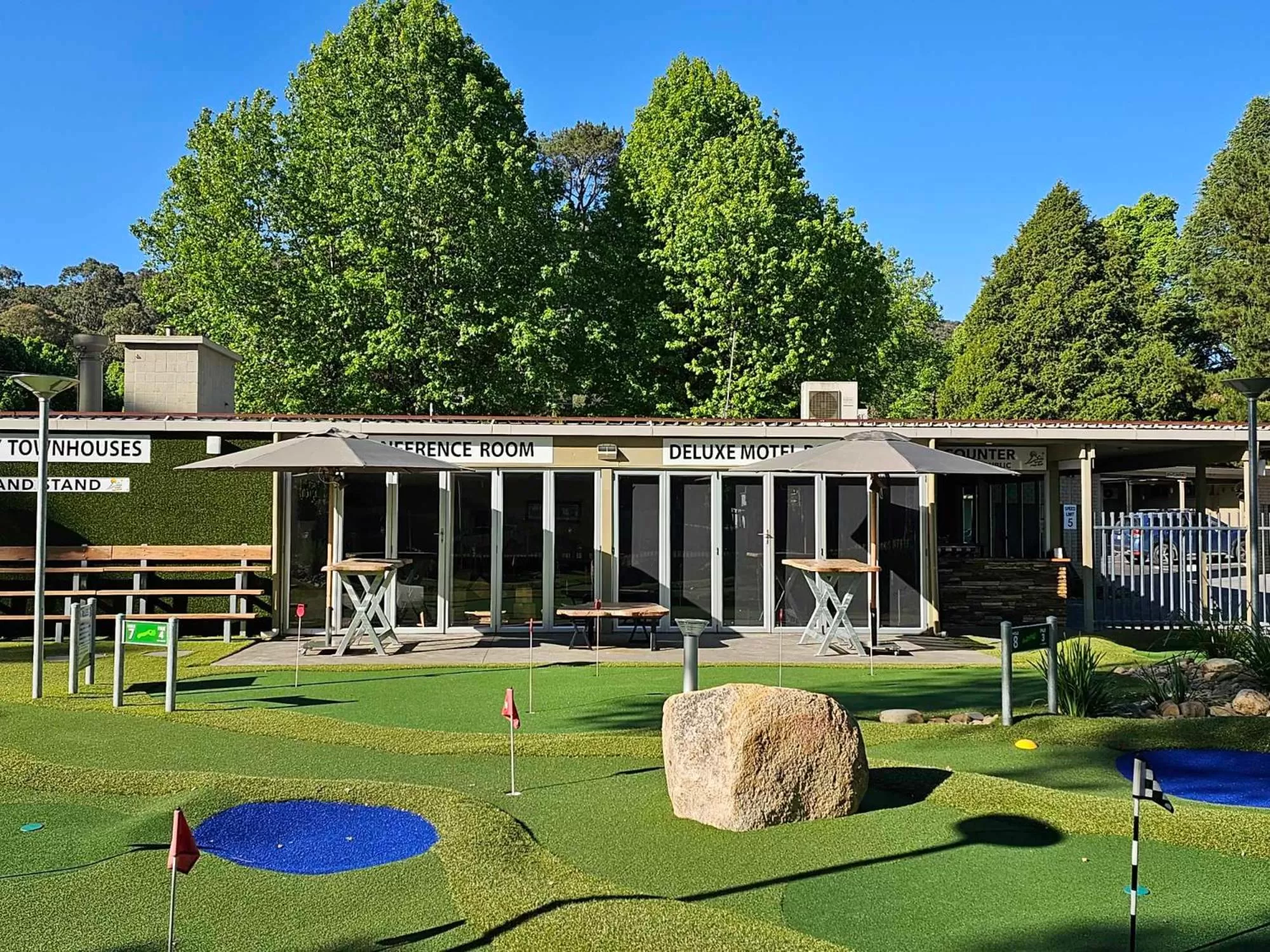 Minigolf in The Bright Motor Inn