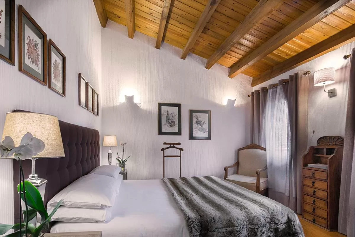 Photo of the whole room, Bed in Molino de Alcuneza Relais & Châteaux