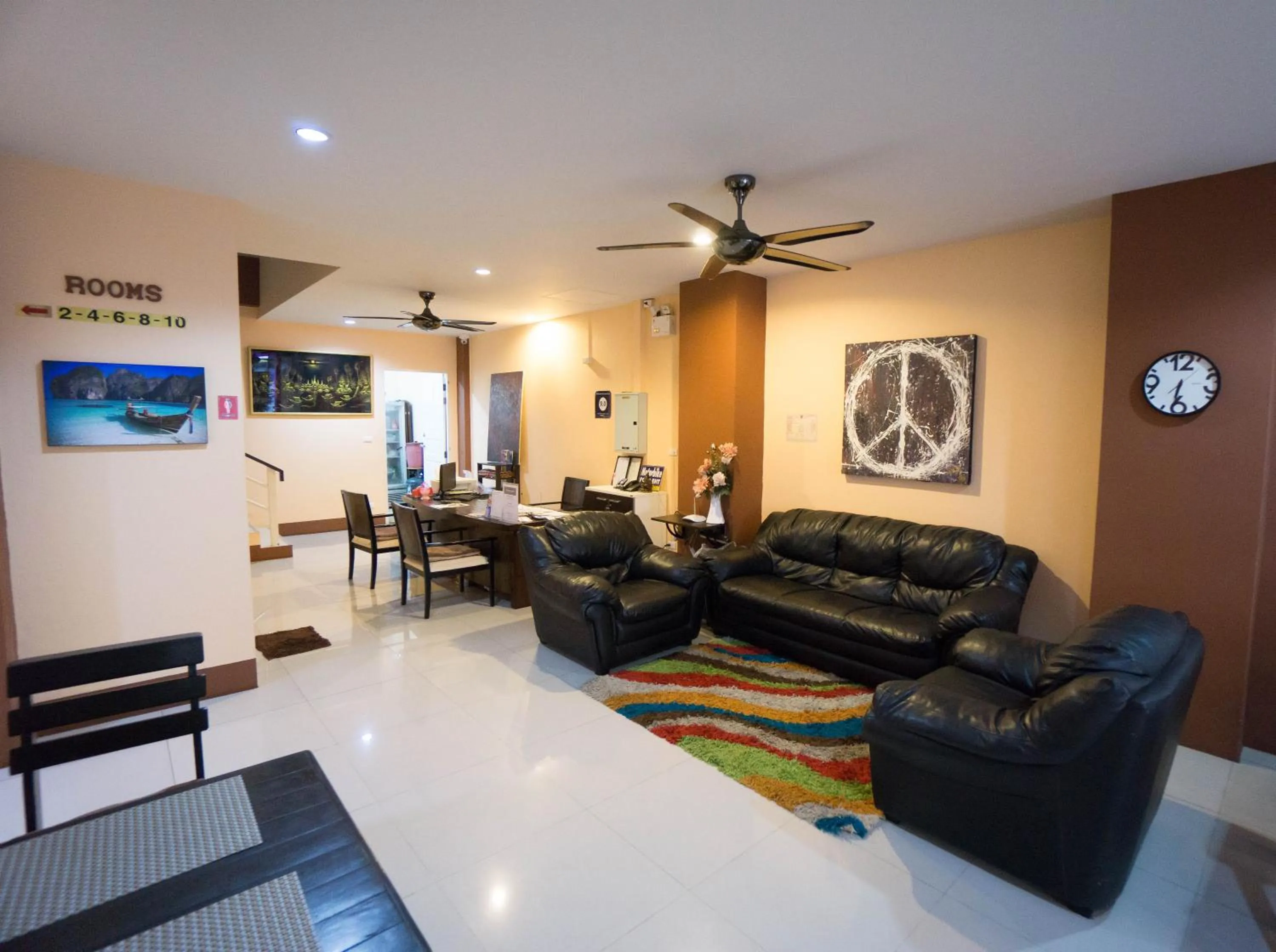 Communal lounge/ TV room in Mellow Space Boutique Rooms