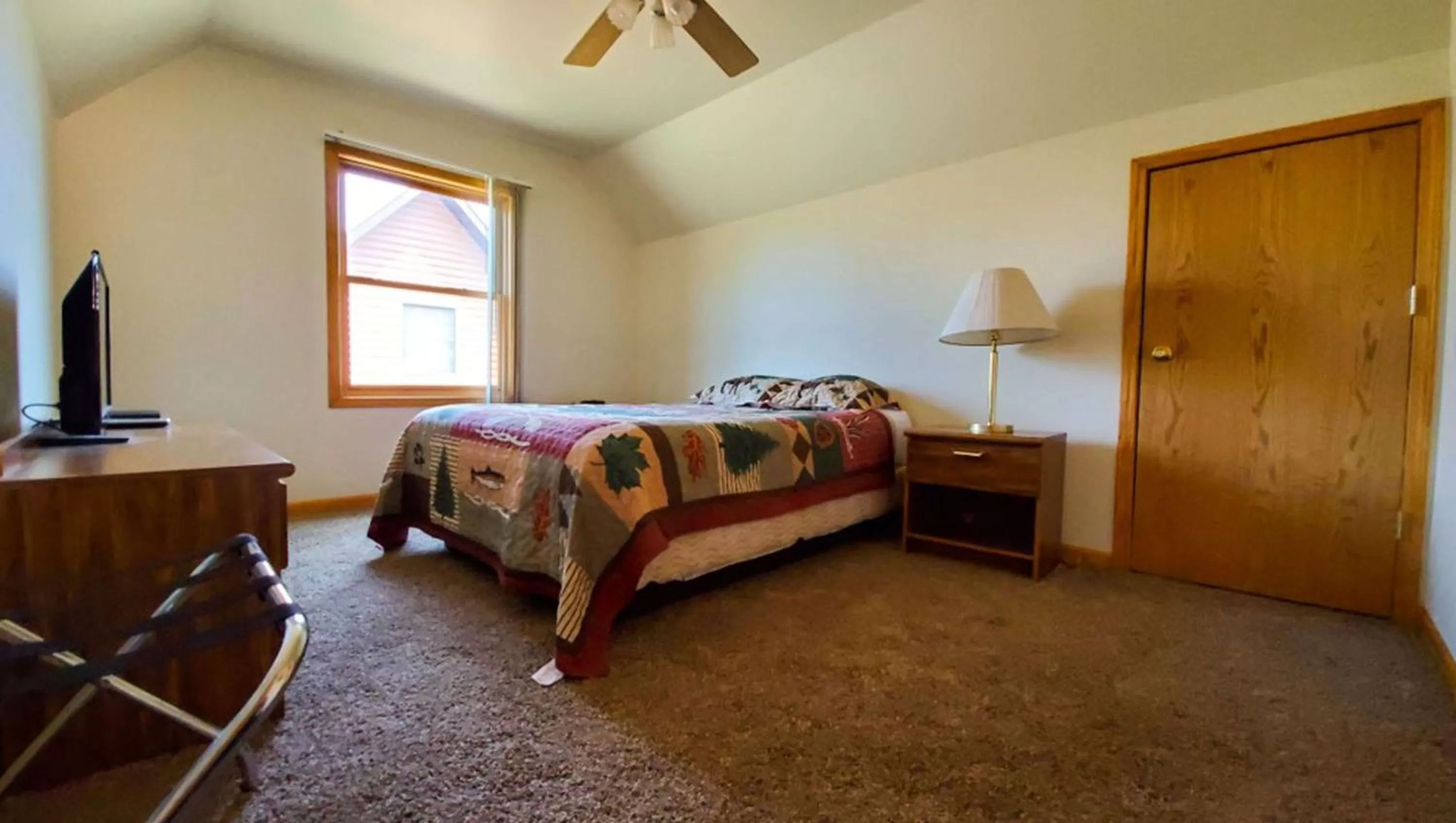 Photo of the whole room, Bed in Jasper Ridge Inn Ishpeming
