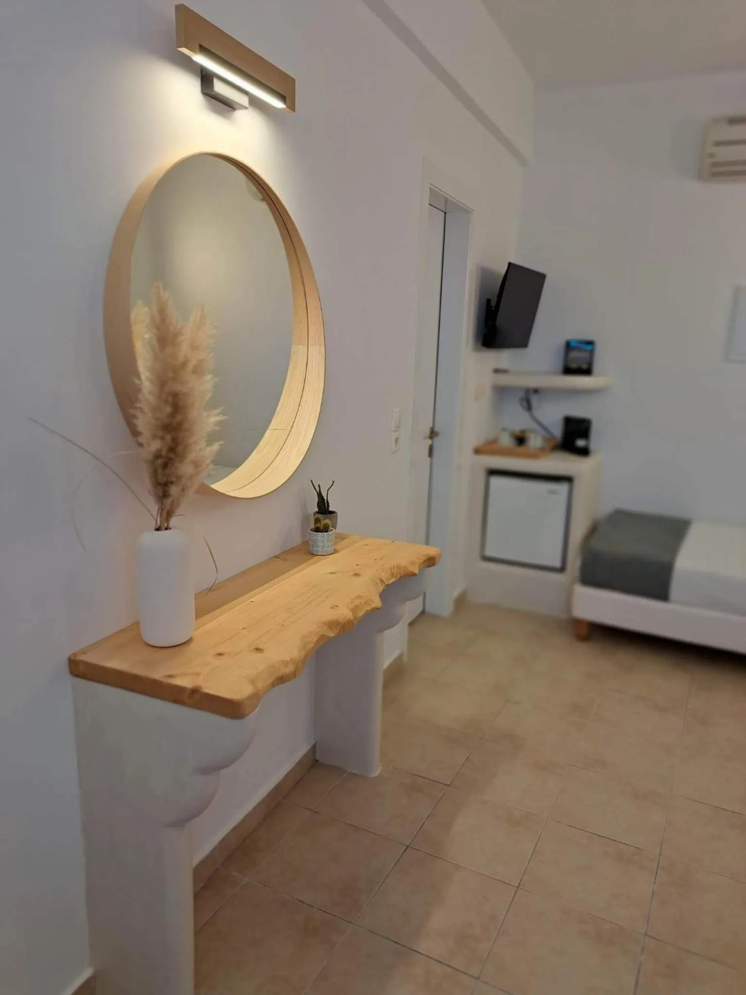 TV and multimedia in Amerisa Suites & Villa