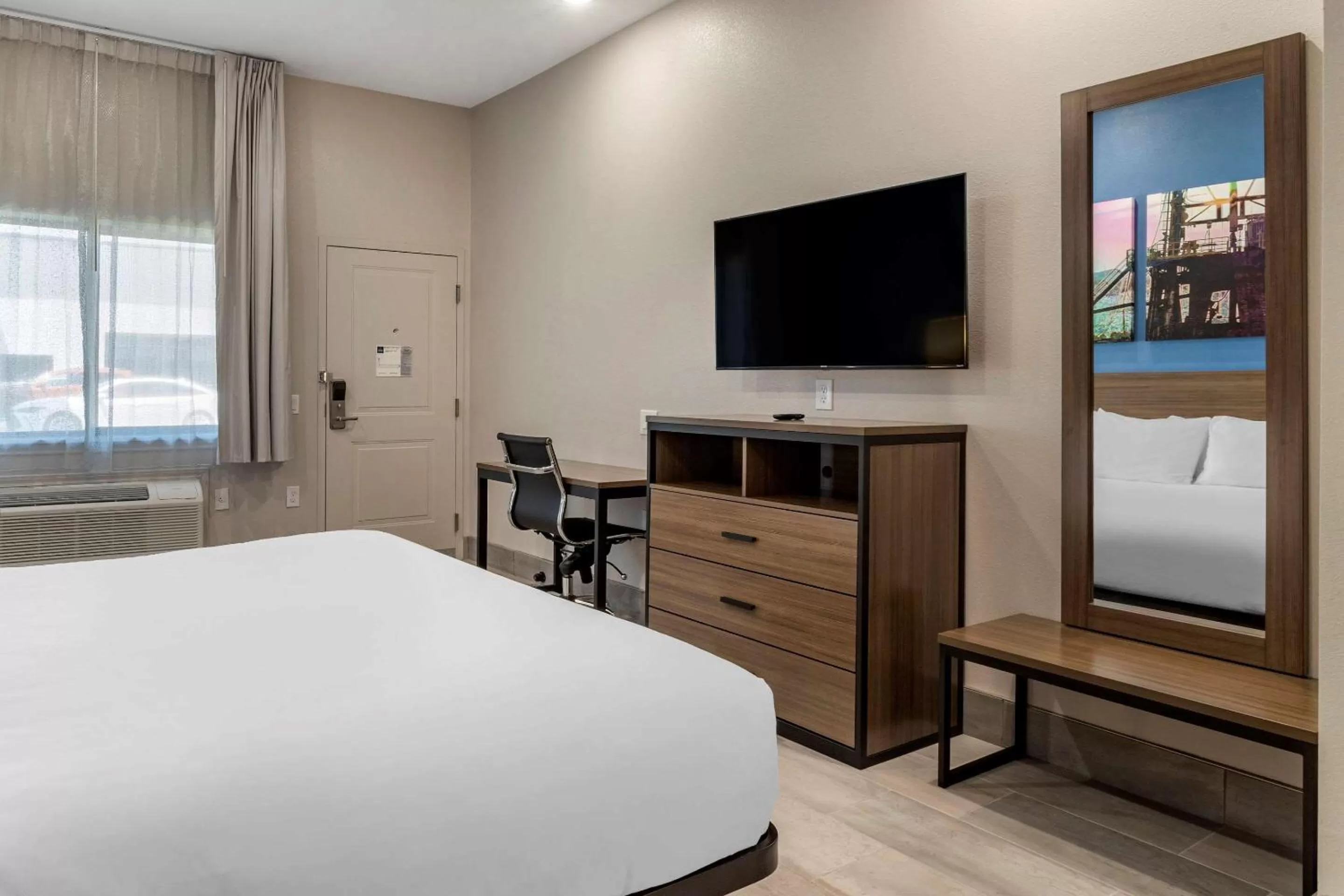 Photo of the whole room, Bed in Clarion Pointe Port Arthur-Beaumont South