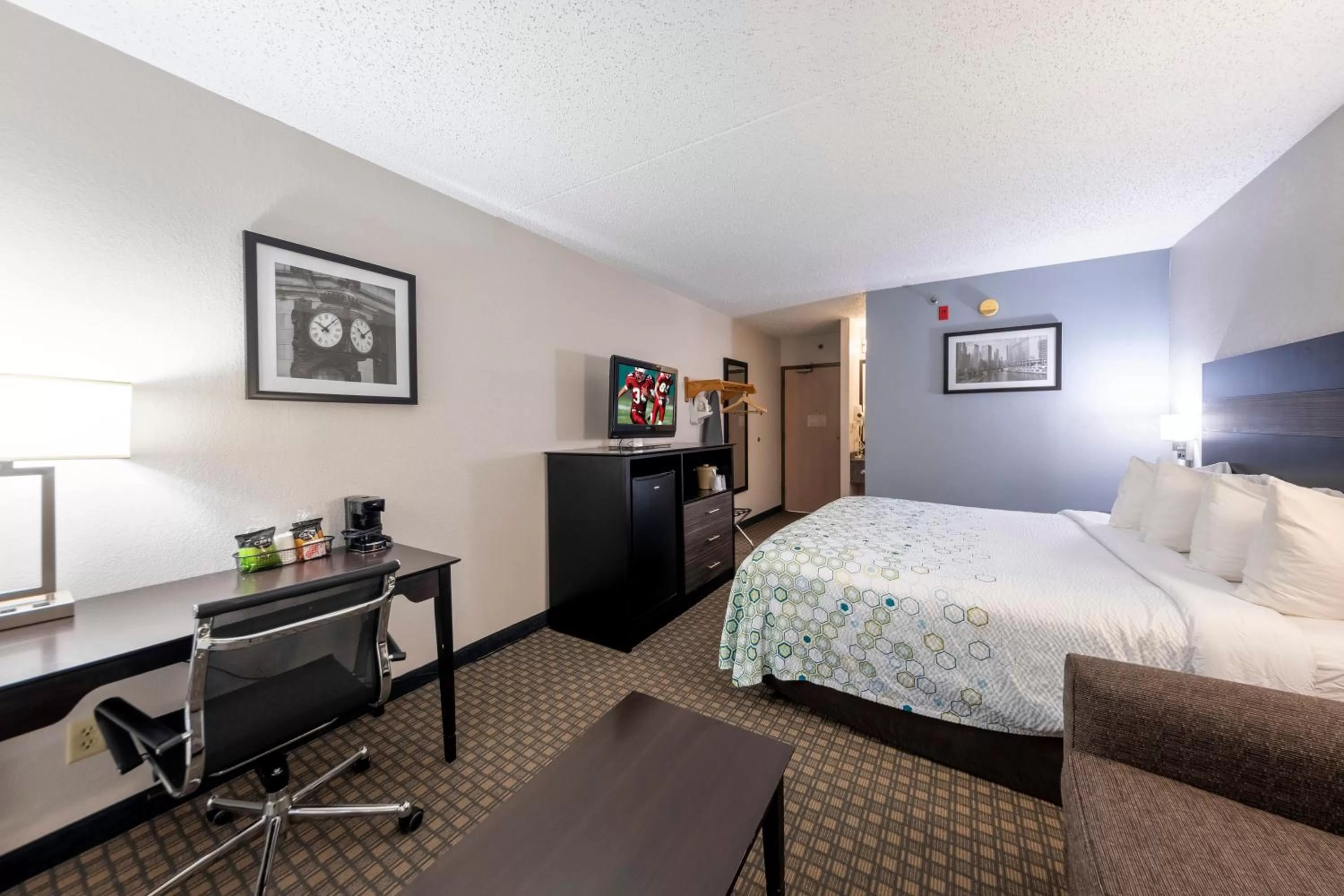 Photo of the whole room, Bed in HomeTown Inn by Red Roof East Syracuse