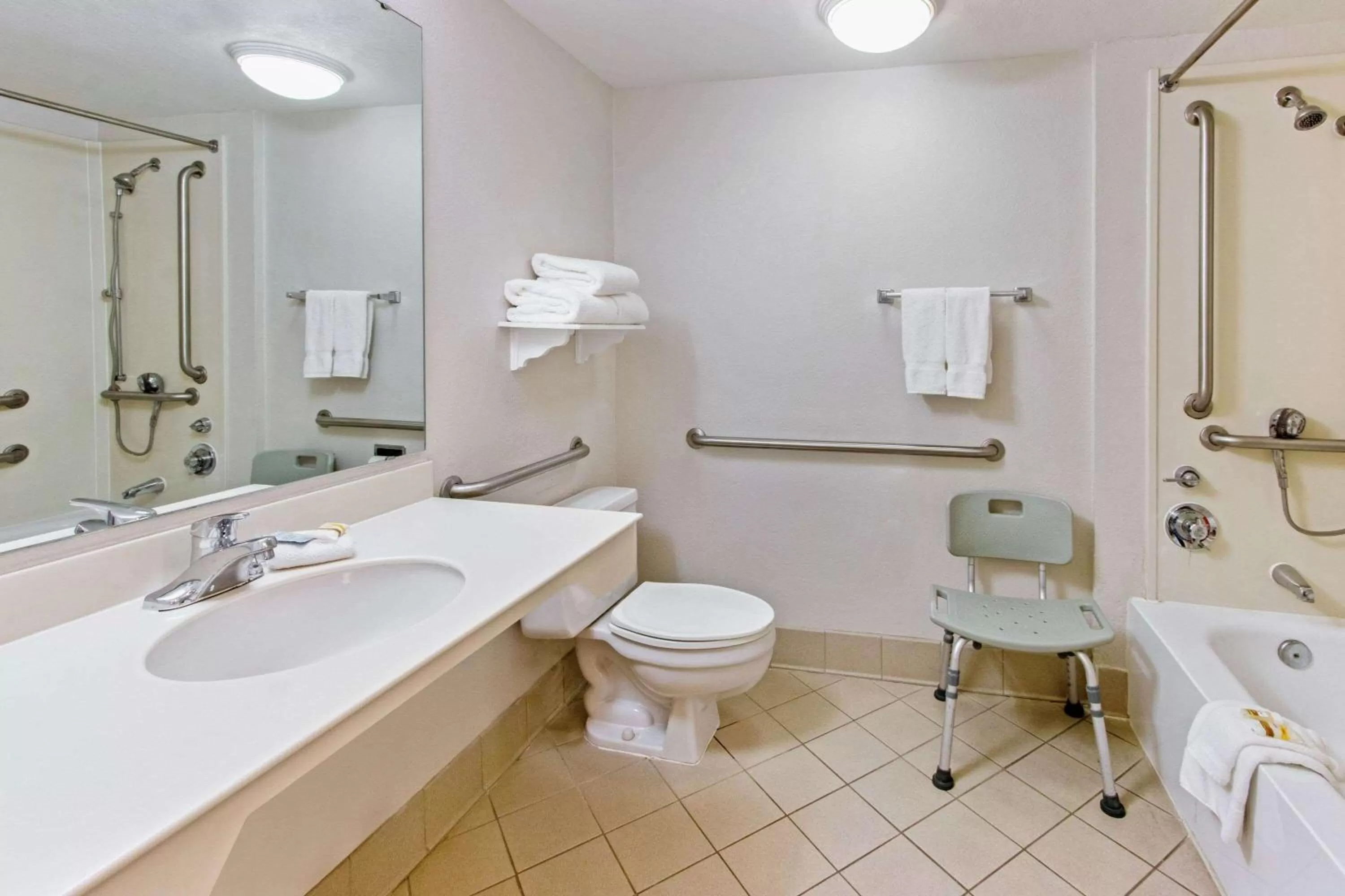 Bathroom in La Quinta Inn by Wyndham Las Cruces Mesilla Valley