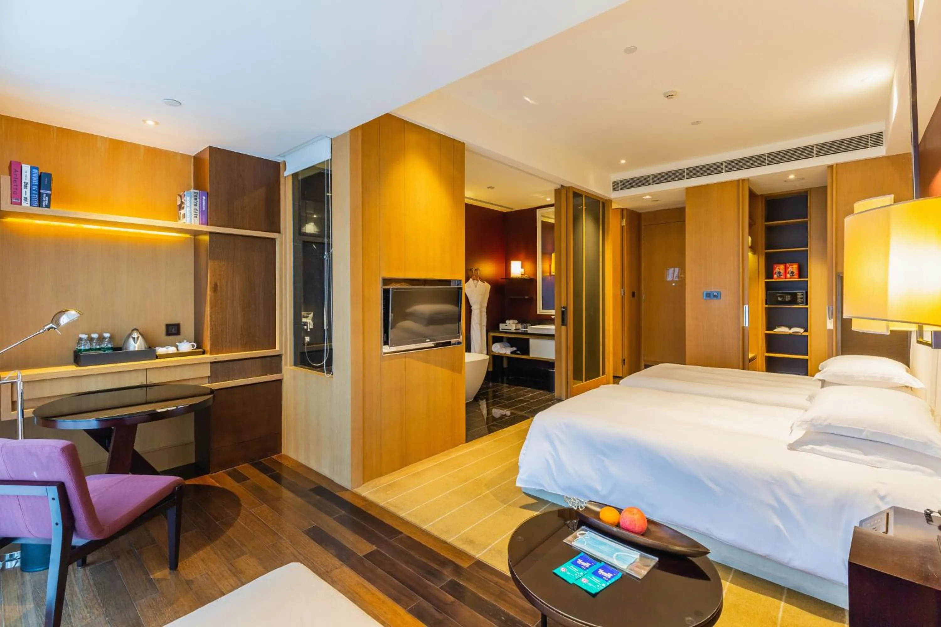 Photo of the whole room, Bed in Hotel Kapok Shenzhen Bay