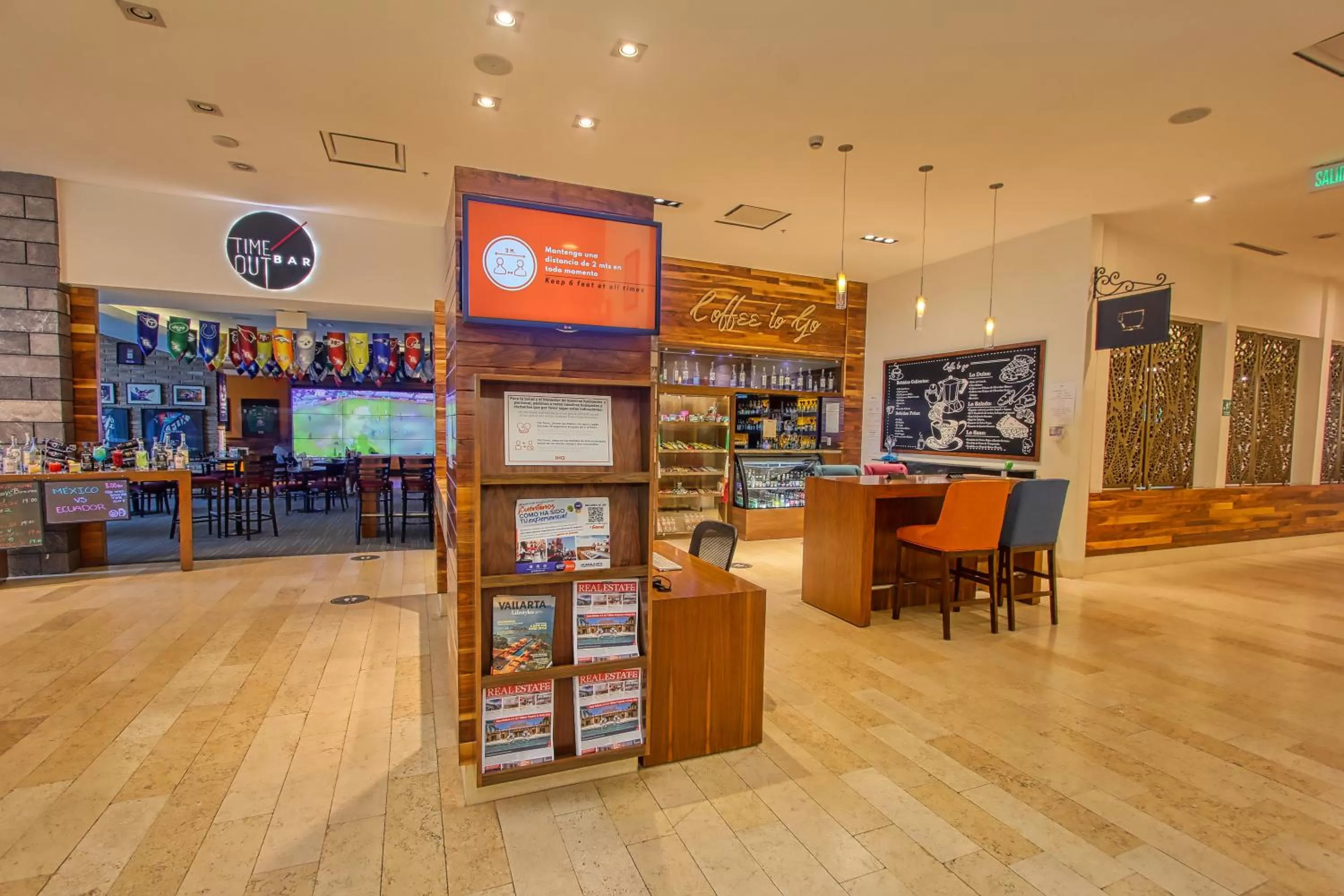 Coffee/tea facilities in Holiday Inn & Suites Plaza Mayor by IHG