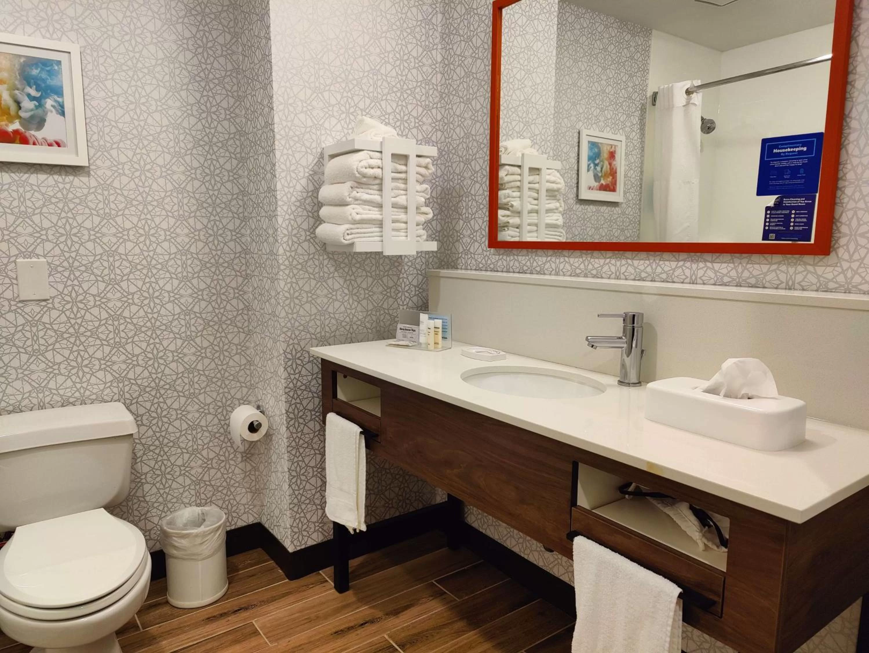 Bathroom in Hampton Inn Atlanta/Peachtree City