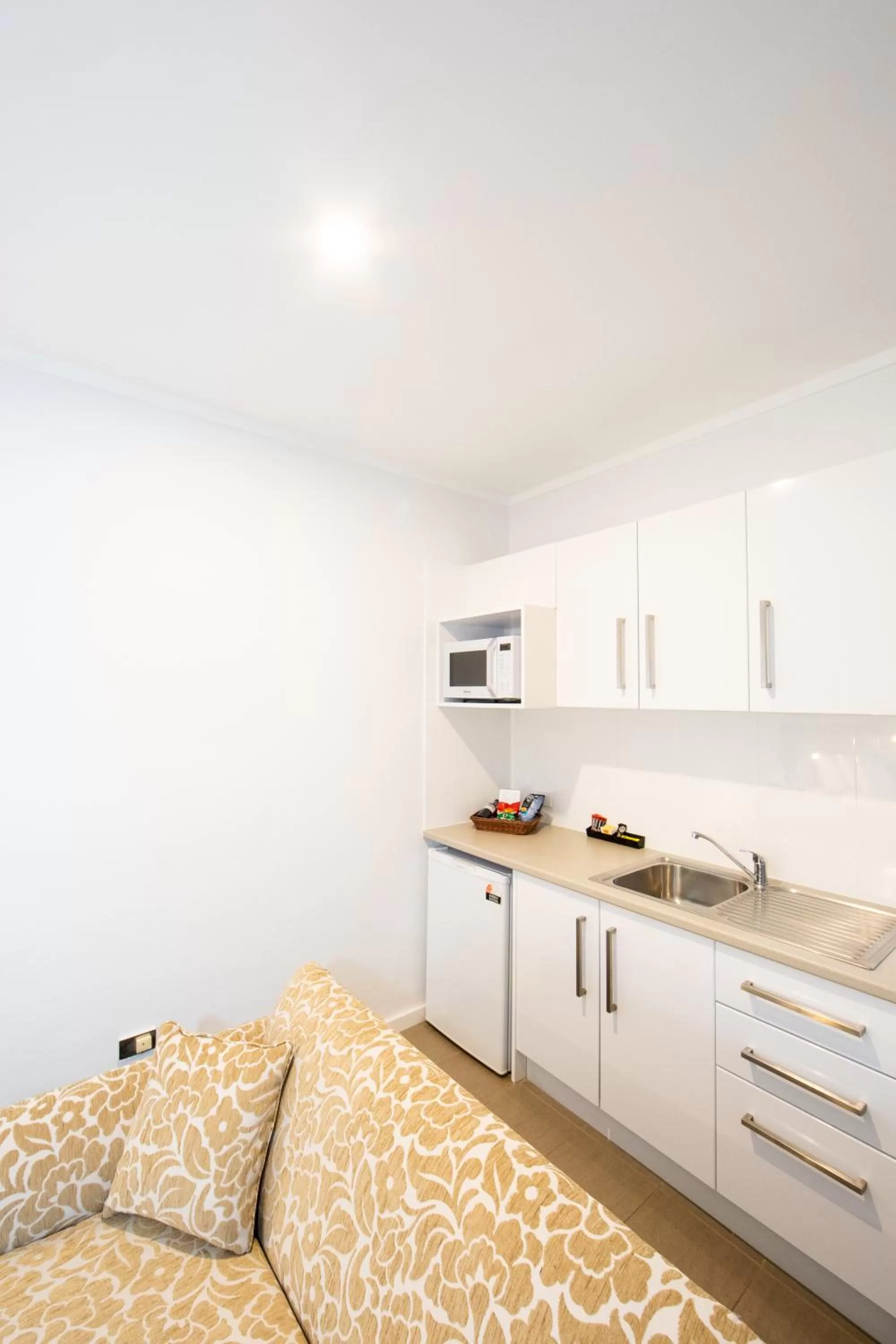 Kitchen or kitchenette, Bed in New England Motor Lodge