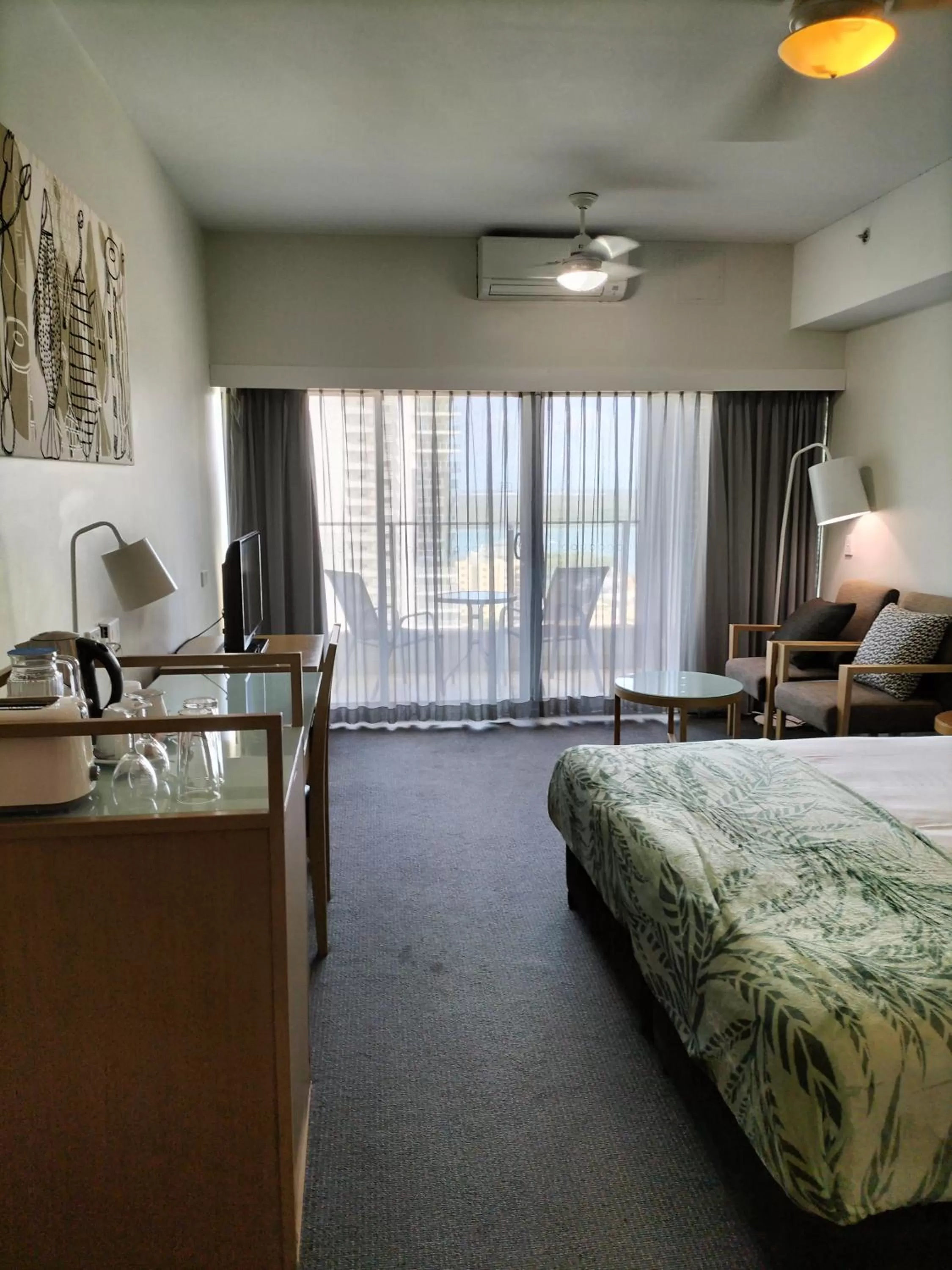 Deluxe Double Room with Balcony and Sea View in Darwin Harbour Suite