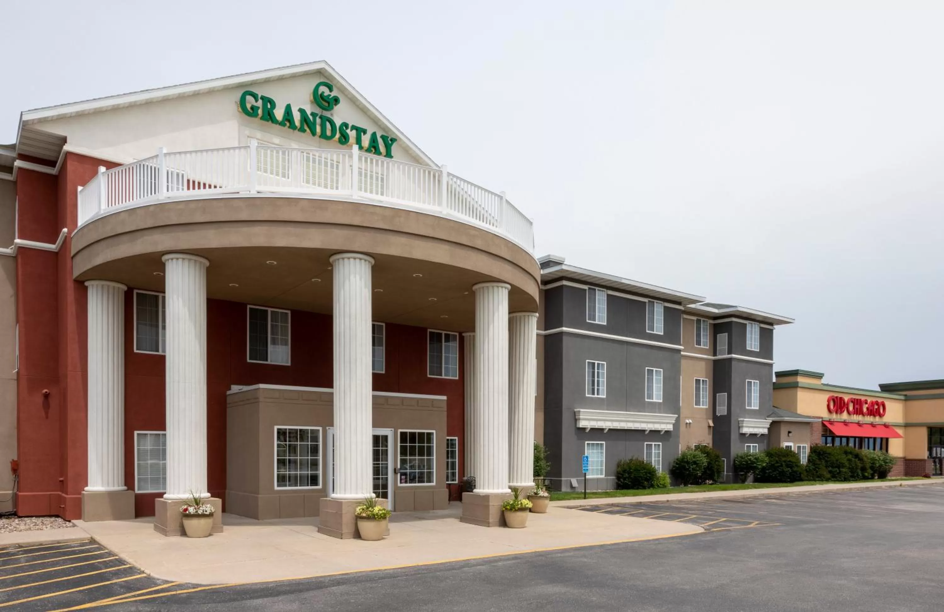 Facade/entrance in GrandStay Hotel & Suites Ames