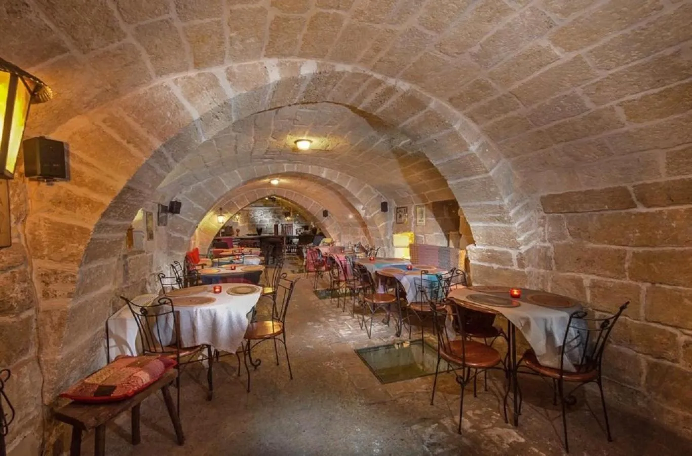 Restaurant/places to eat in Hotel Akropolis - Museum Hotel