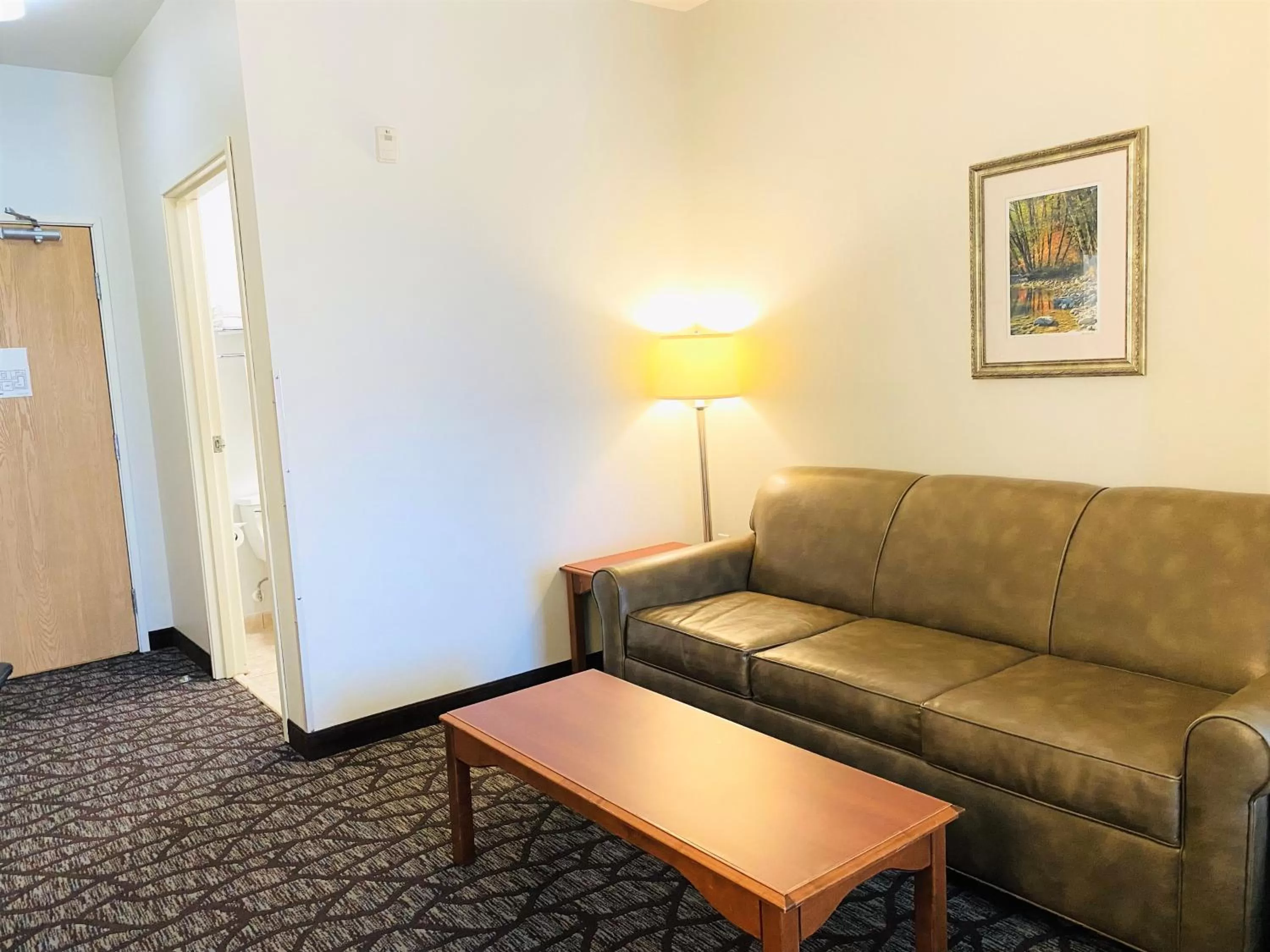 Living room in Quality Inn & Suites Sequim at Olympic National Park
