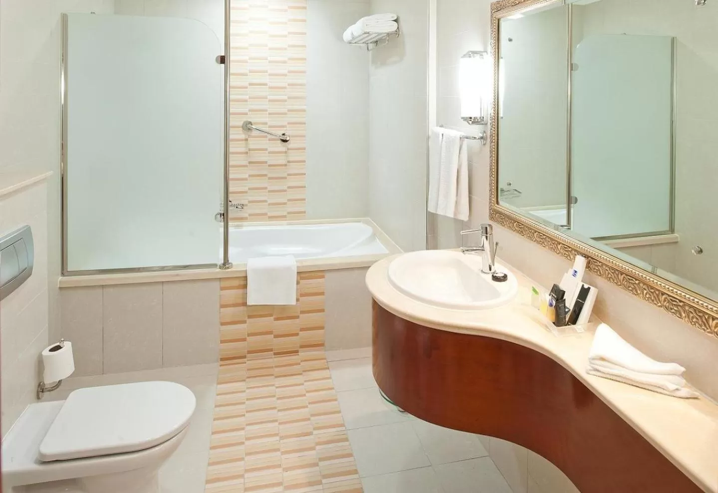 Bathroom in Sunday Hotel Holiday international Dubai