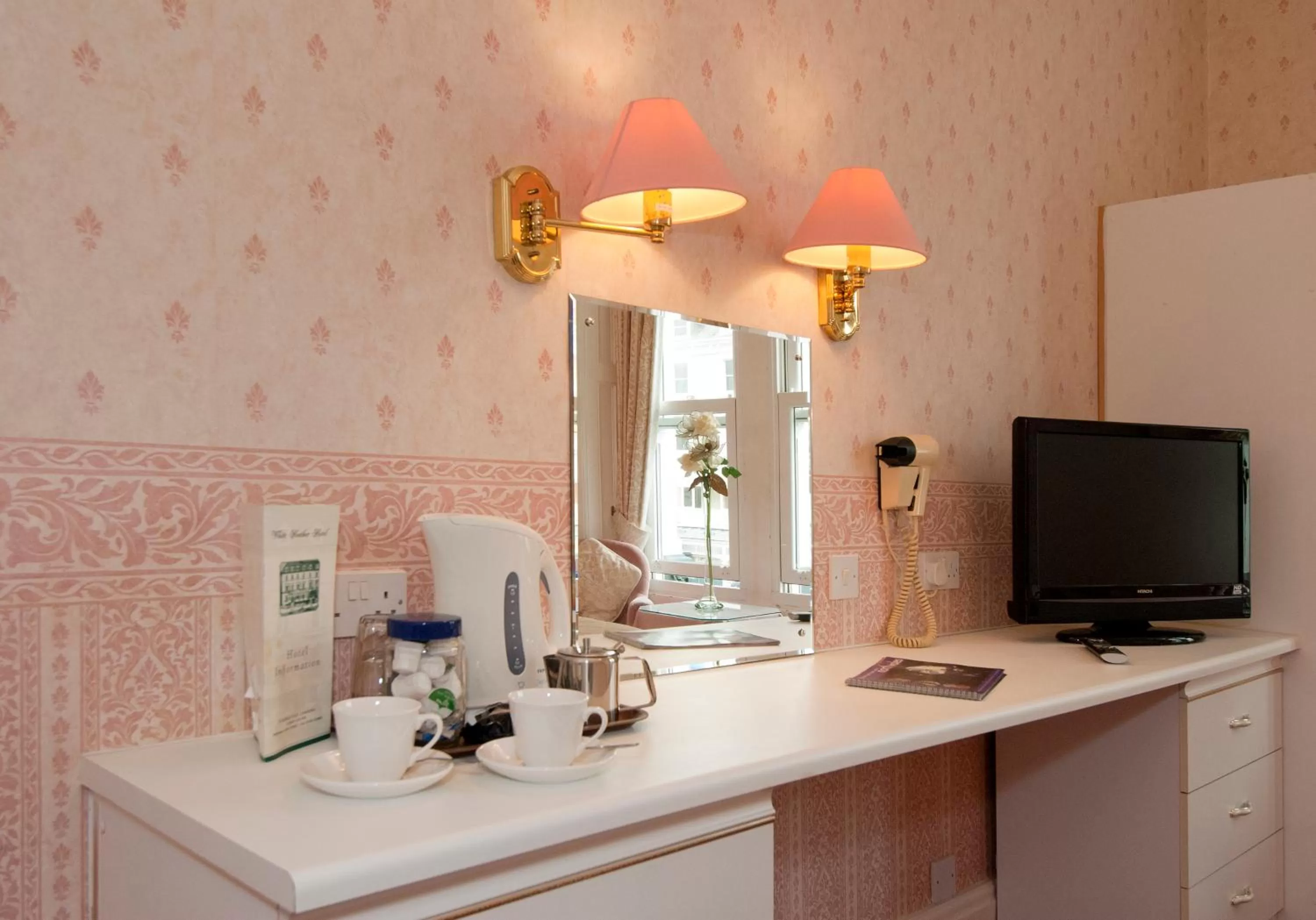 Coffee/tea facilities in White Heather Hotel