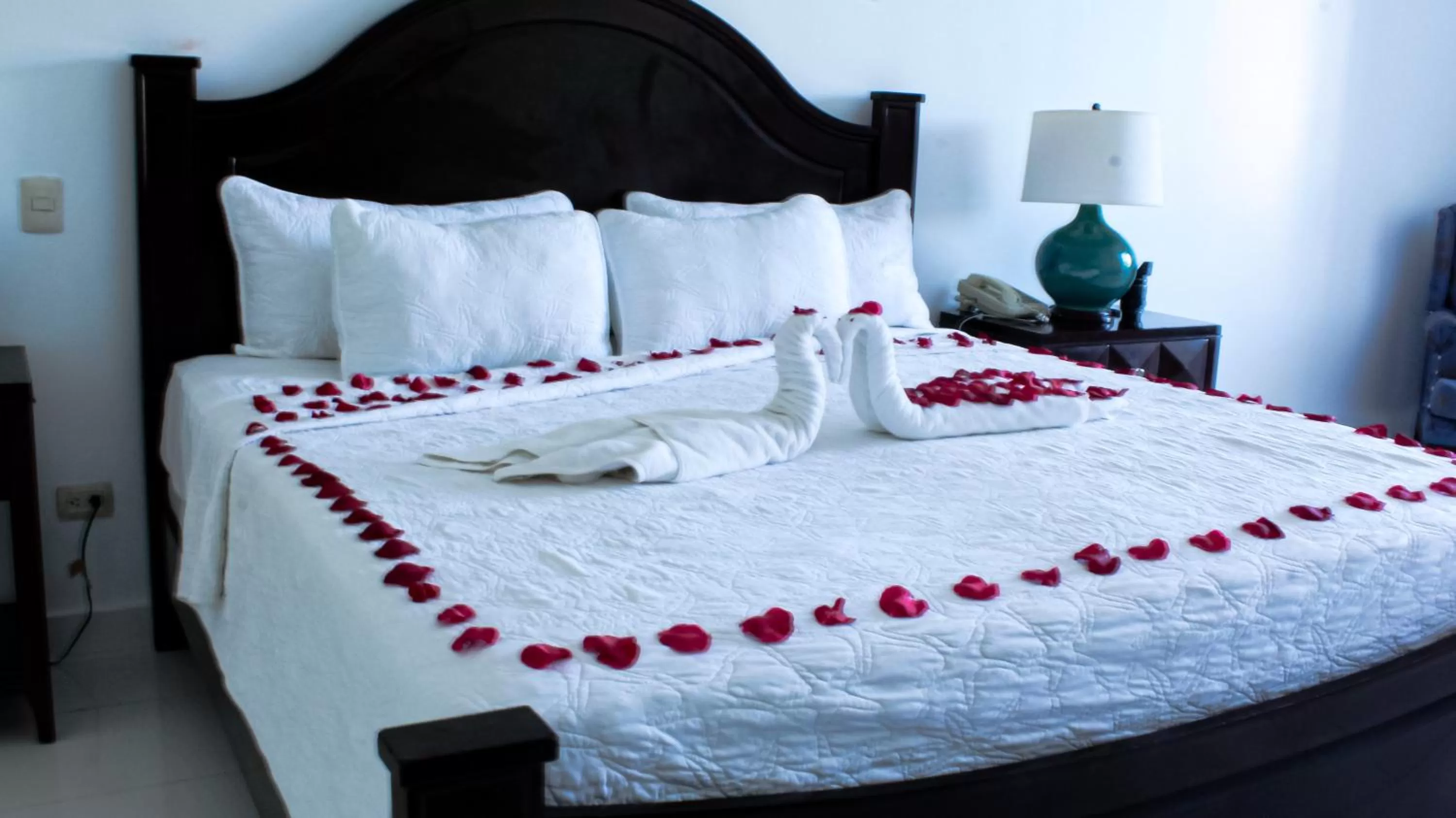 Bed in Golden House Hotel & Convention Center