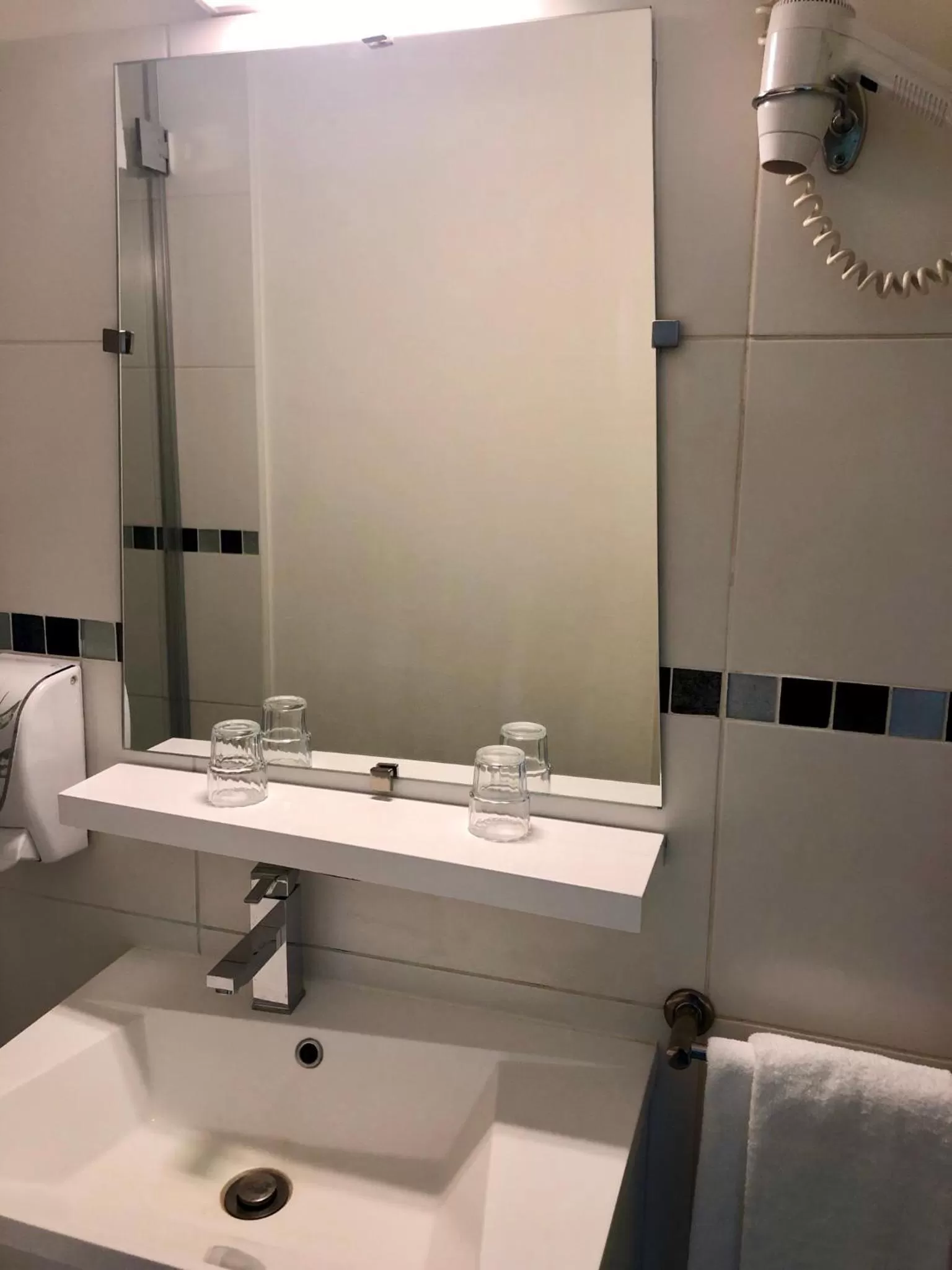 Bathroom in Hôtel Colisée-Verdun Centre Gare Saint-Roch