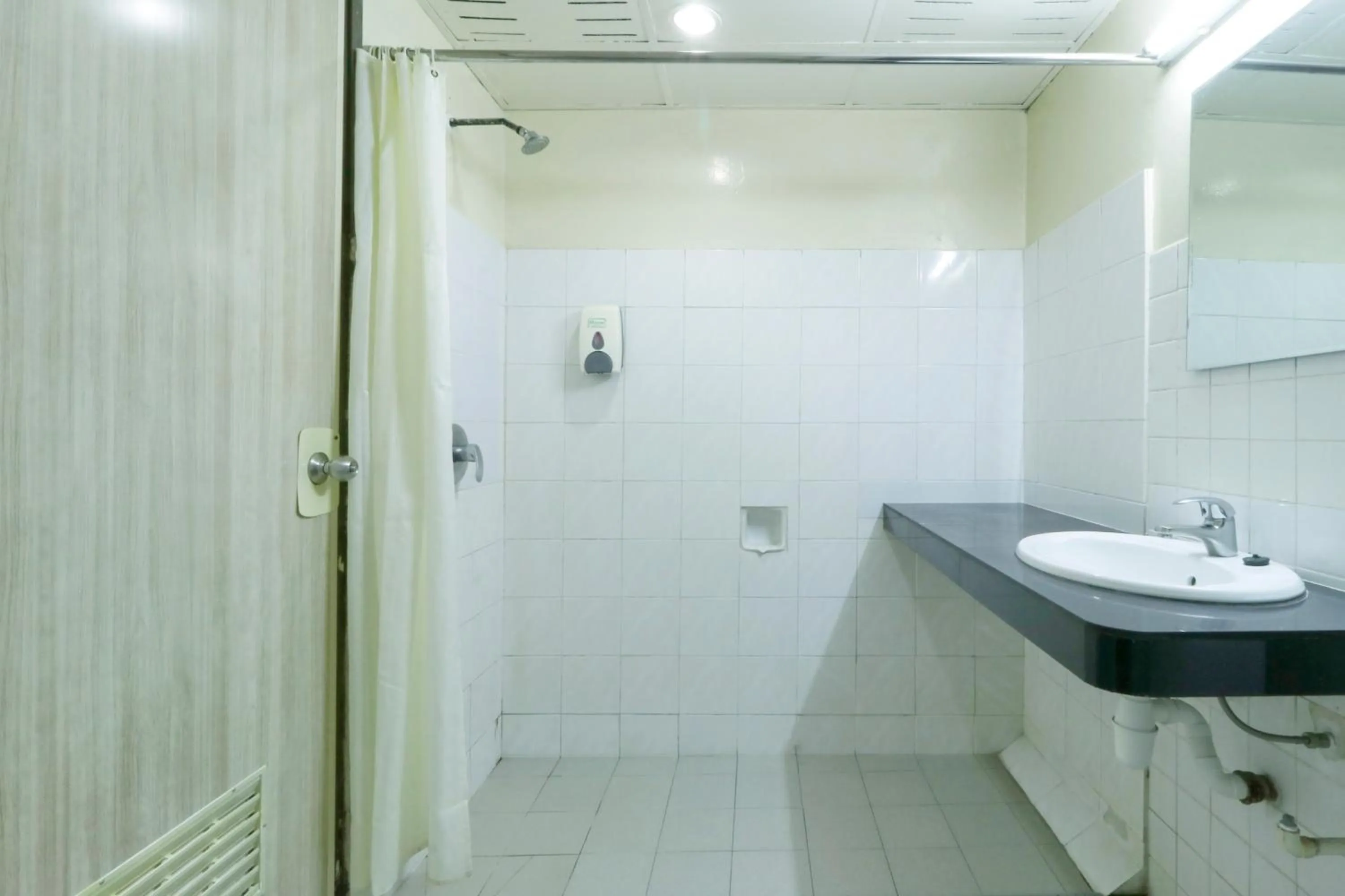 Bathroom in Nan Yeang Hotel Petaling Street