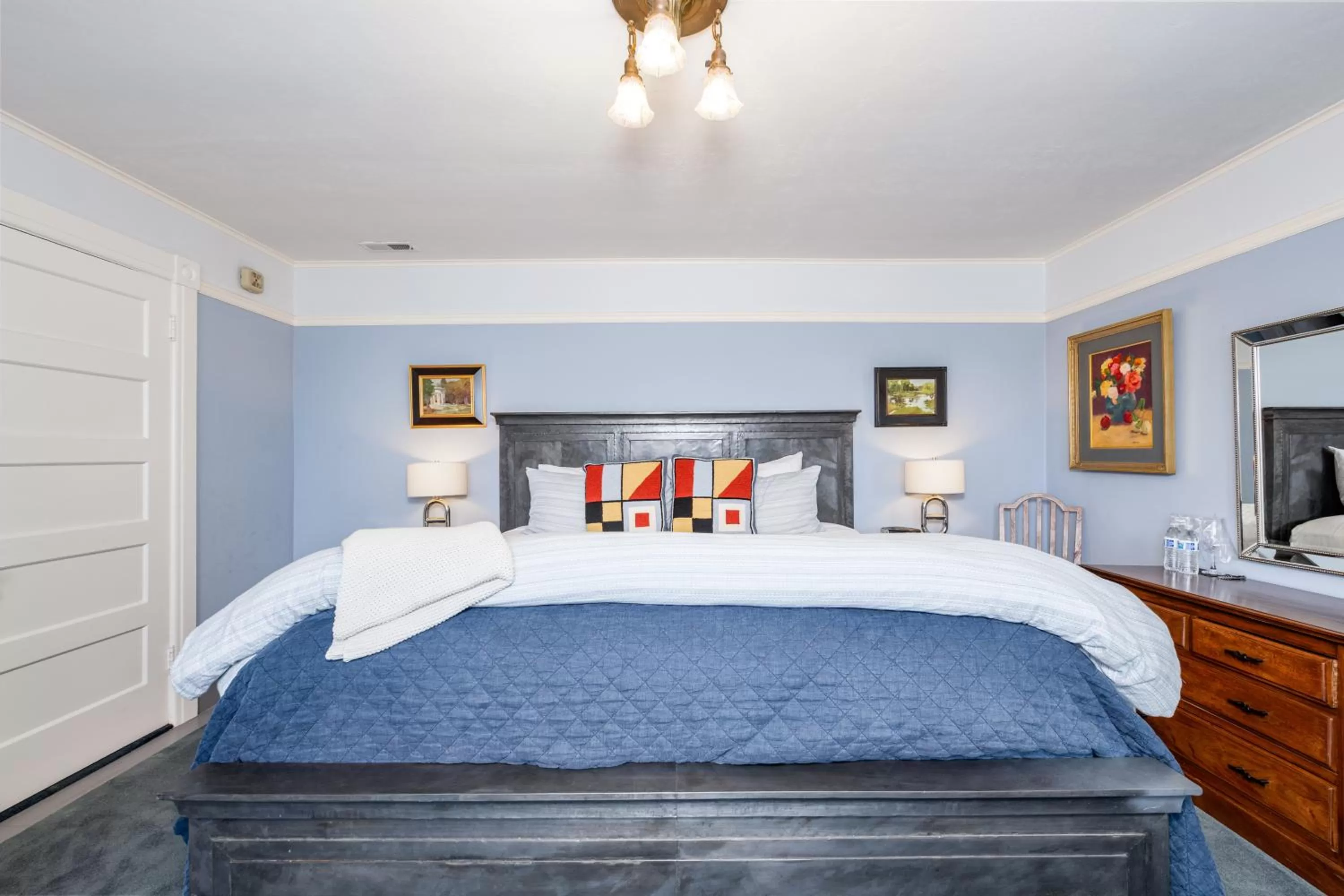 Bed in Nantucket Whale Inn, Half Moon Bay